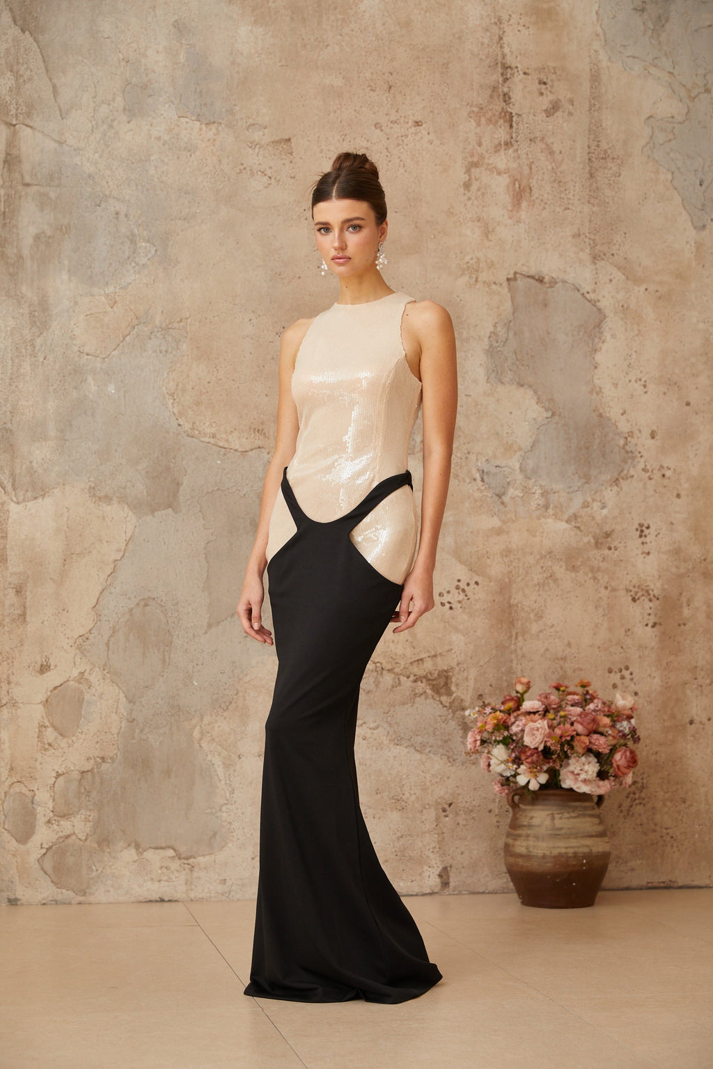 Vestido maxi negro con corsé con paneles y lentejuelas de la marca Final Sale, vestido largo y elegante para ocasiones especiales.