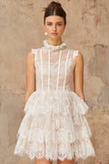 Vestido mini blanco de encaje floral y con apliques, con volantes en tonos suaves, de la marca Final Sale.