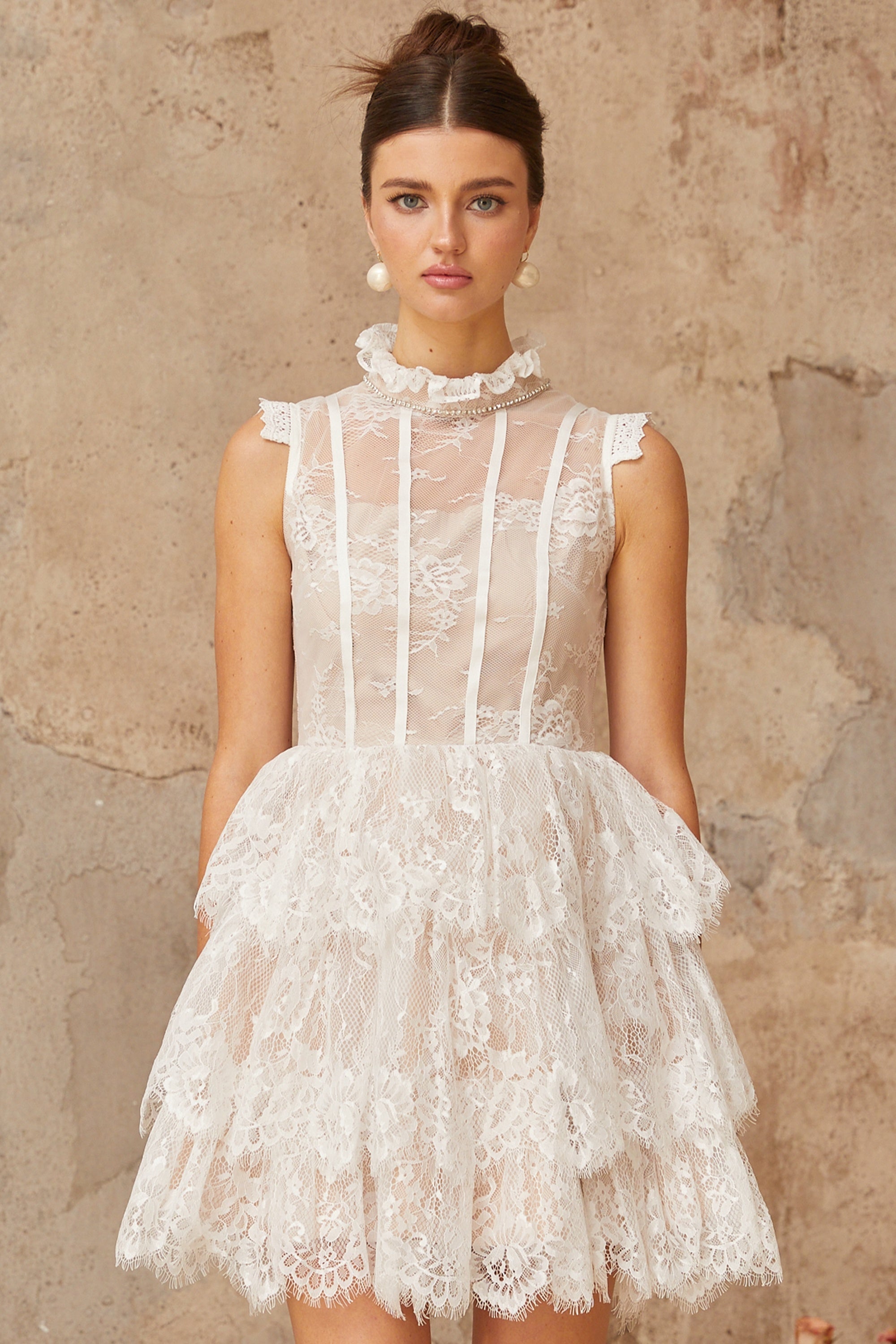 Vestido mini blanco de encaje floral y con apliques, con volantes en tonos suaves, de la marca Final Sale.