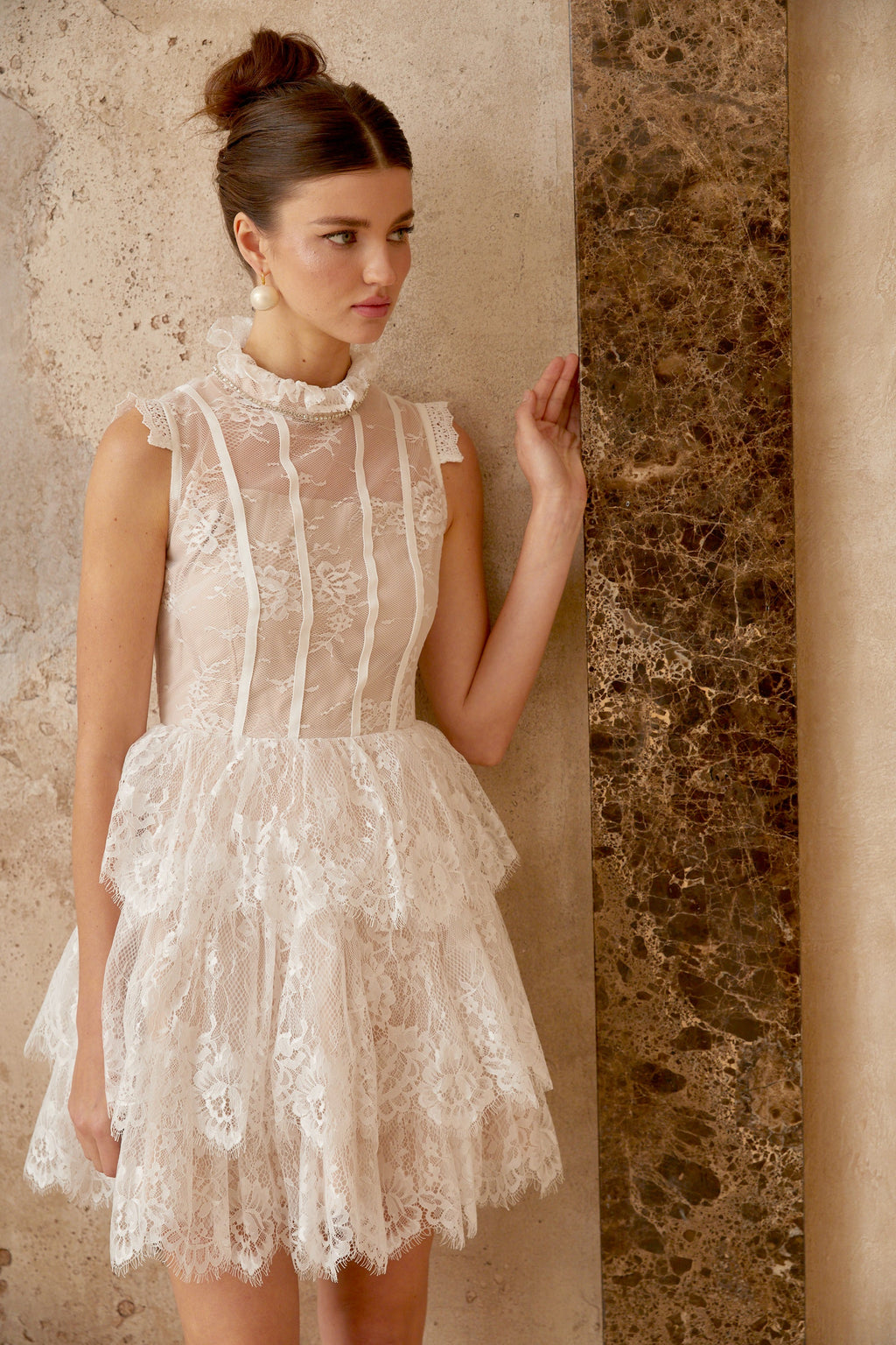 Vestido corto blanco con encaje floral y detalles adornados, diseño de capas y estilo femenino de la marca Final Sale.