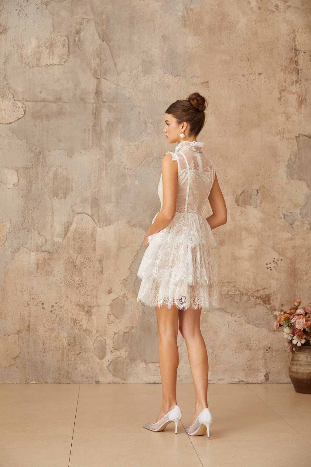 Vestido mini blanco Thérèse con encaje floral y varias capas, diseño adornado y elegante para ocasiones especiales