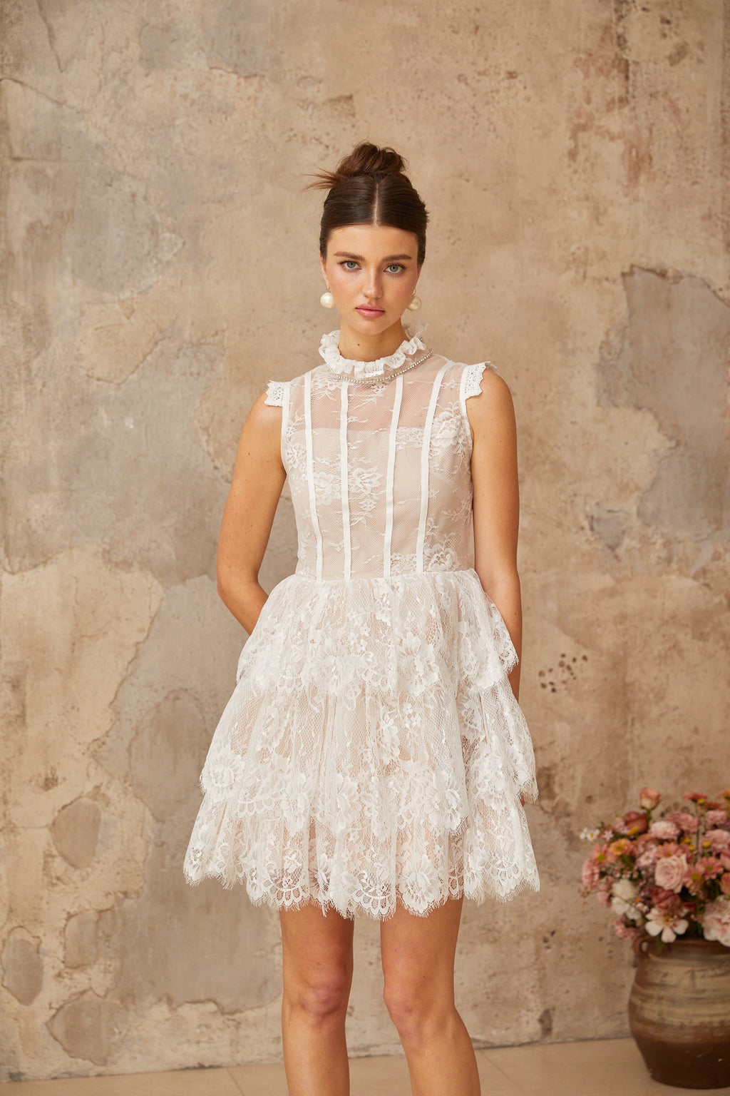 Vestido mini blanco con encaje floral y detalles adornados, de la marca Final Sale, con diseño en varias capas y estilo elegante.