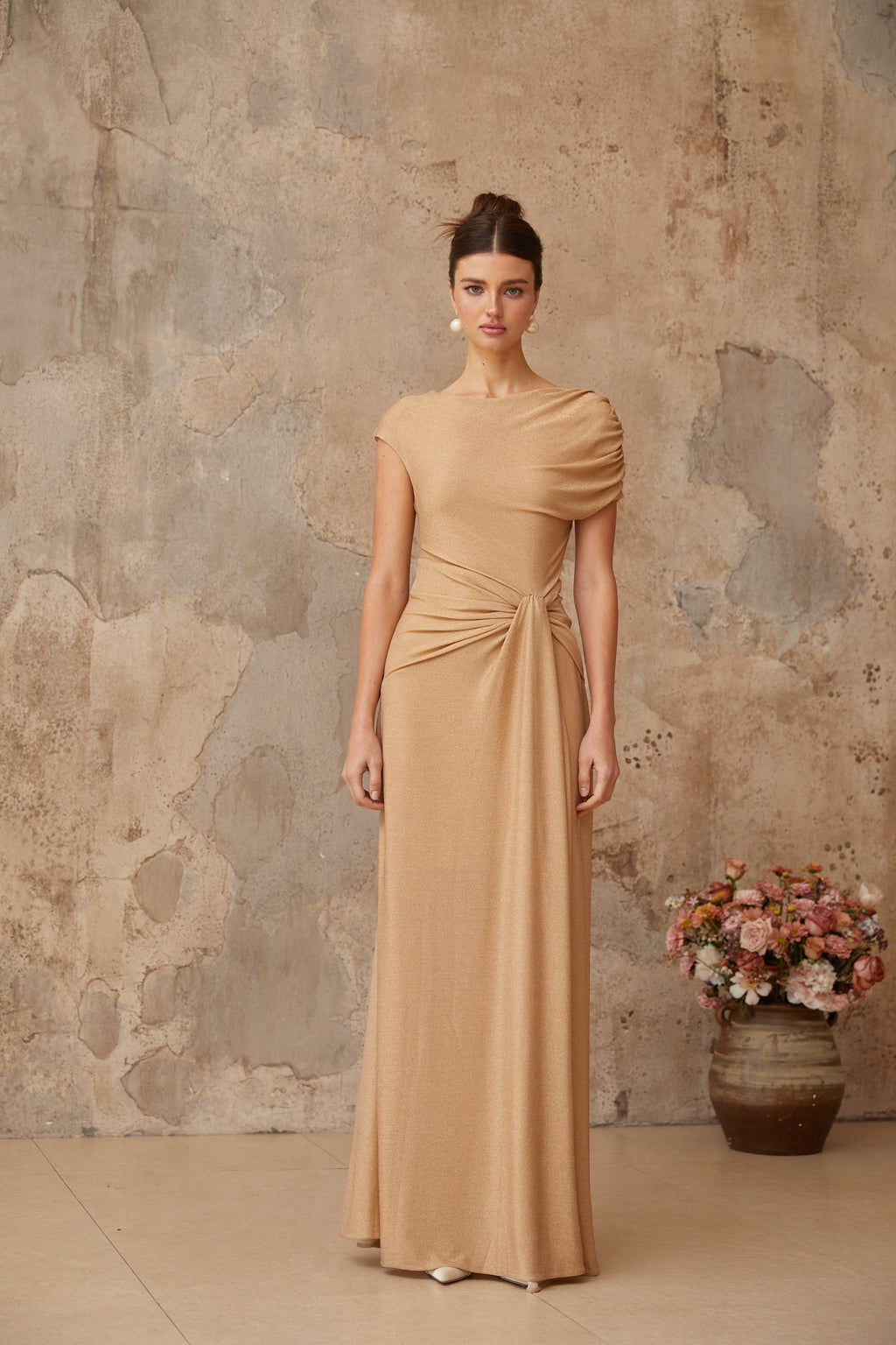Vestido maxi asimétrico rosa dorado Rosalie de Final Sale con pliegues y diseño elegante, vista frontal en la imagen.