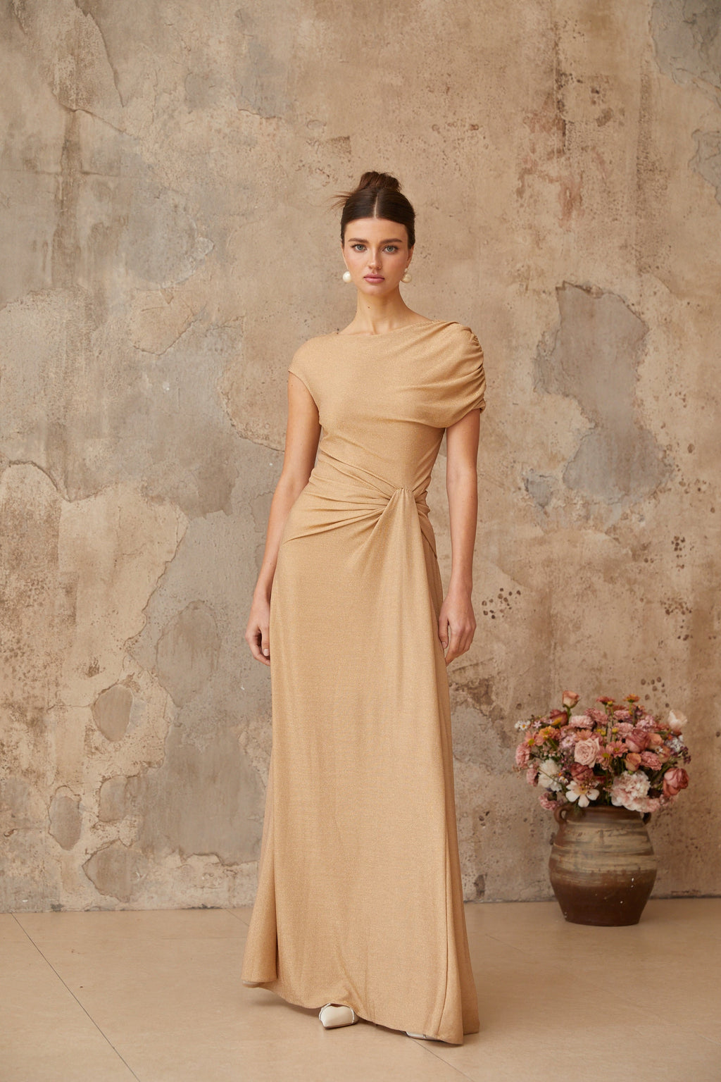 Vestido largo asimétrico dorado Rosalie con pliegues, estilo maxi y diseño elegante, para ocasiones especiales.