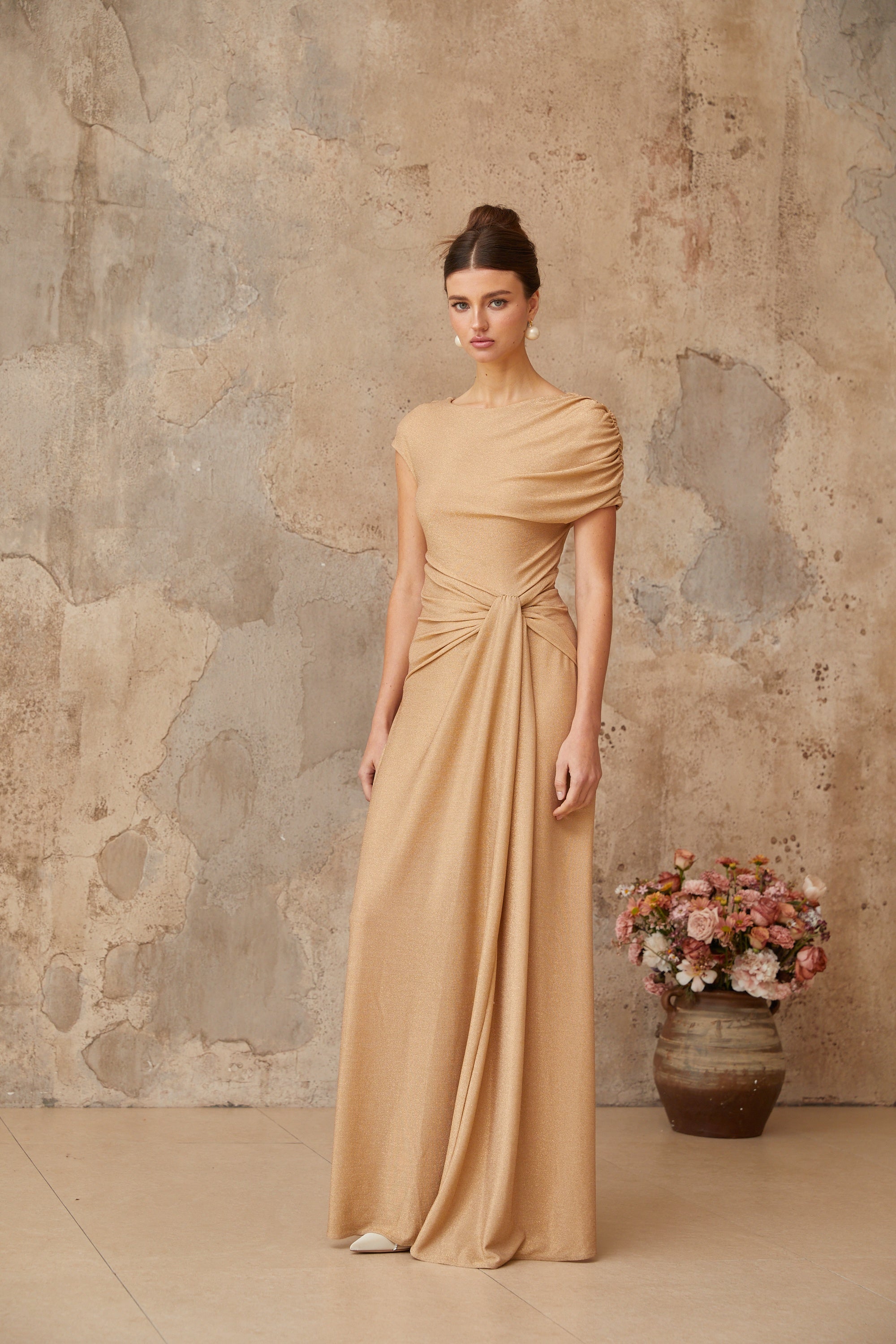 Vestido largo asimétrico dorado Rosalie de Final Sale con pliegues y diseño elegante en la imagen.