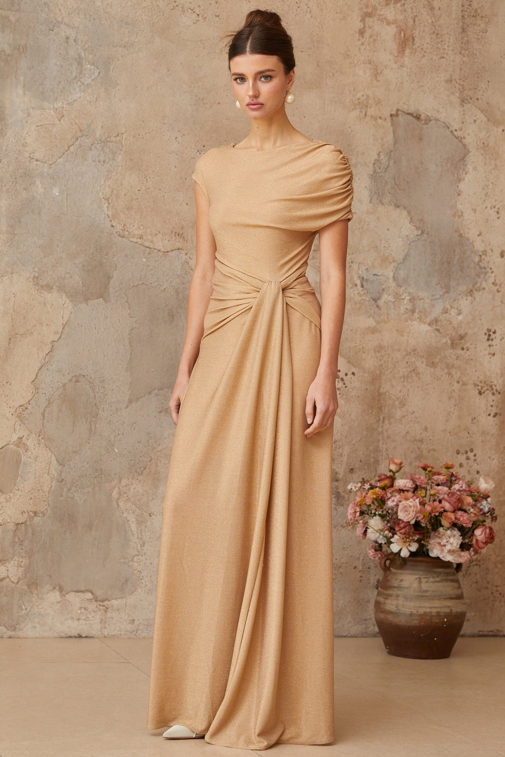 Vestido maxi dorado Rosalie con pliegues asimétricos, estilo elegante y largo, diseñado por Final Sale.