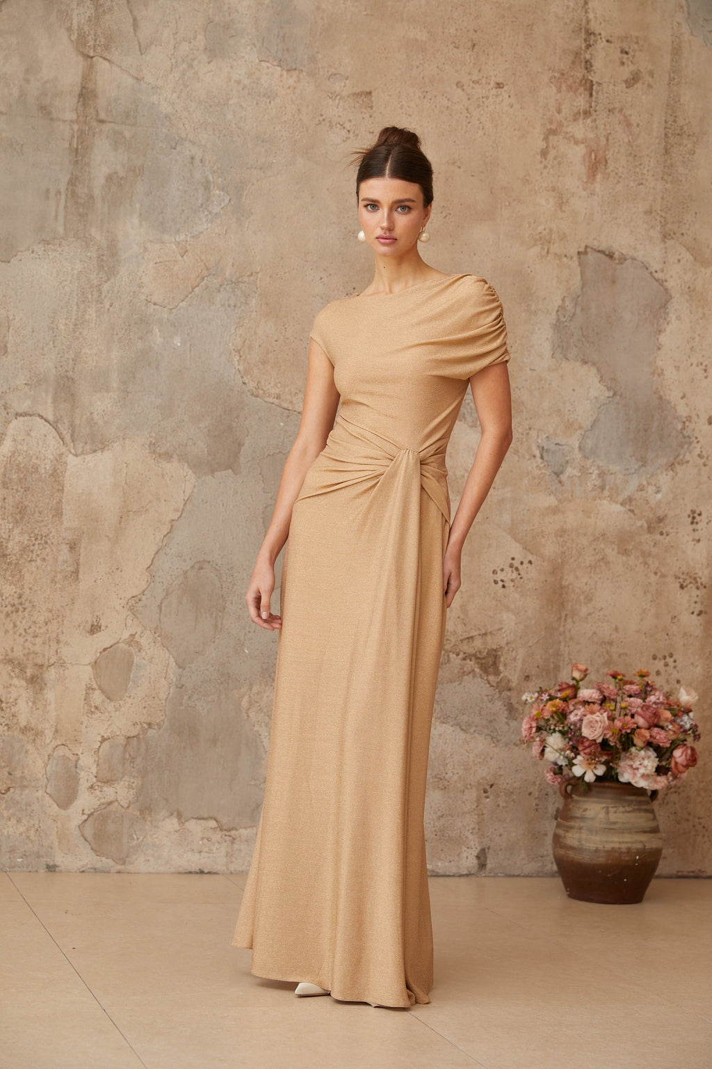 Vestido largo asimétrico dorado Rosalie con pliegues, estilo maxi, de la marca Final Sale, mostrando su diseño elegante y detalles.