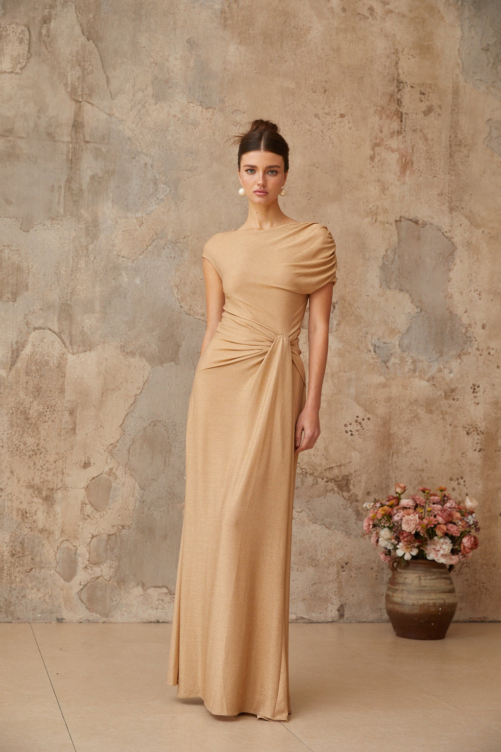 Vestido largo asimétrico de color dorado Rosalie con pliegues, diseñado por Final Sale, con detalles elegantes y acabado brillante.
