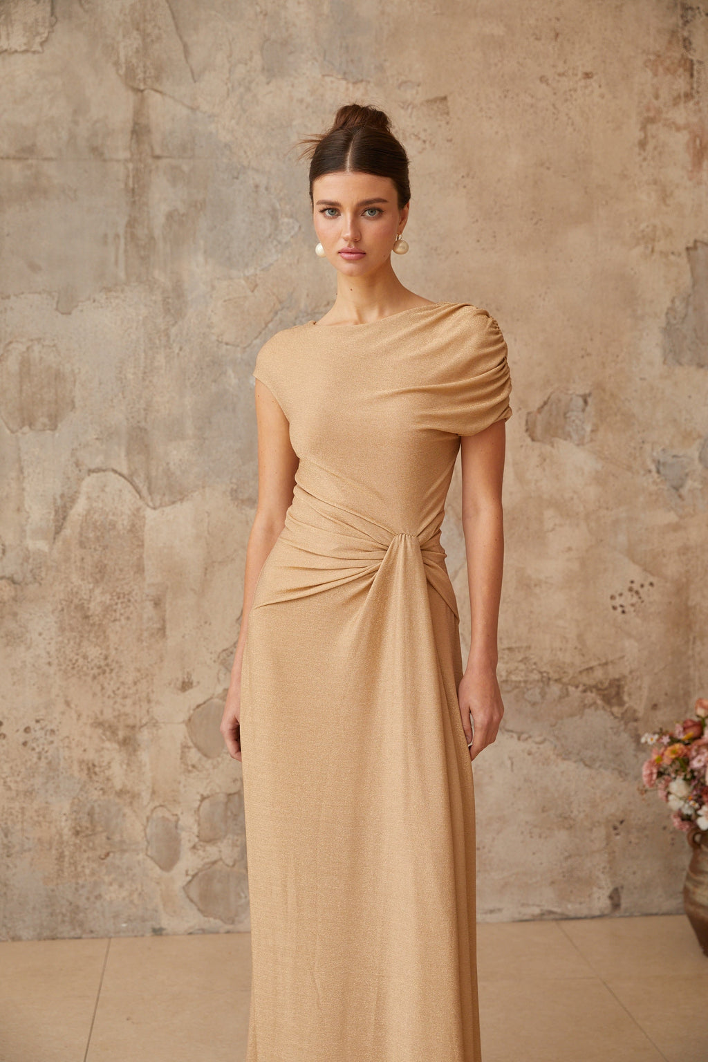 Vestido maxi dorado Rosalie asimétrico con pliegues, estilo elegante y largo, diseñado por Final Sale.