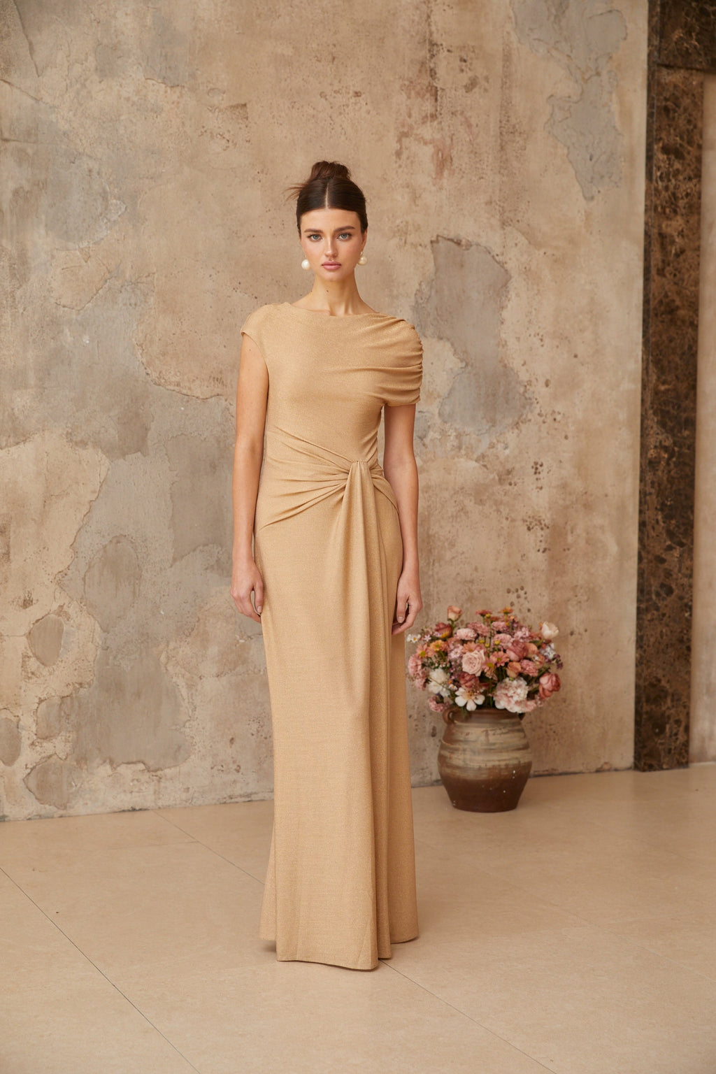 Vestido maxi asimétrico dorado Rosalie con pliegues, diseño elegante, para ocasiones especiales, en color dorado brillante.