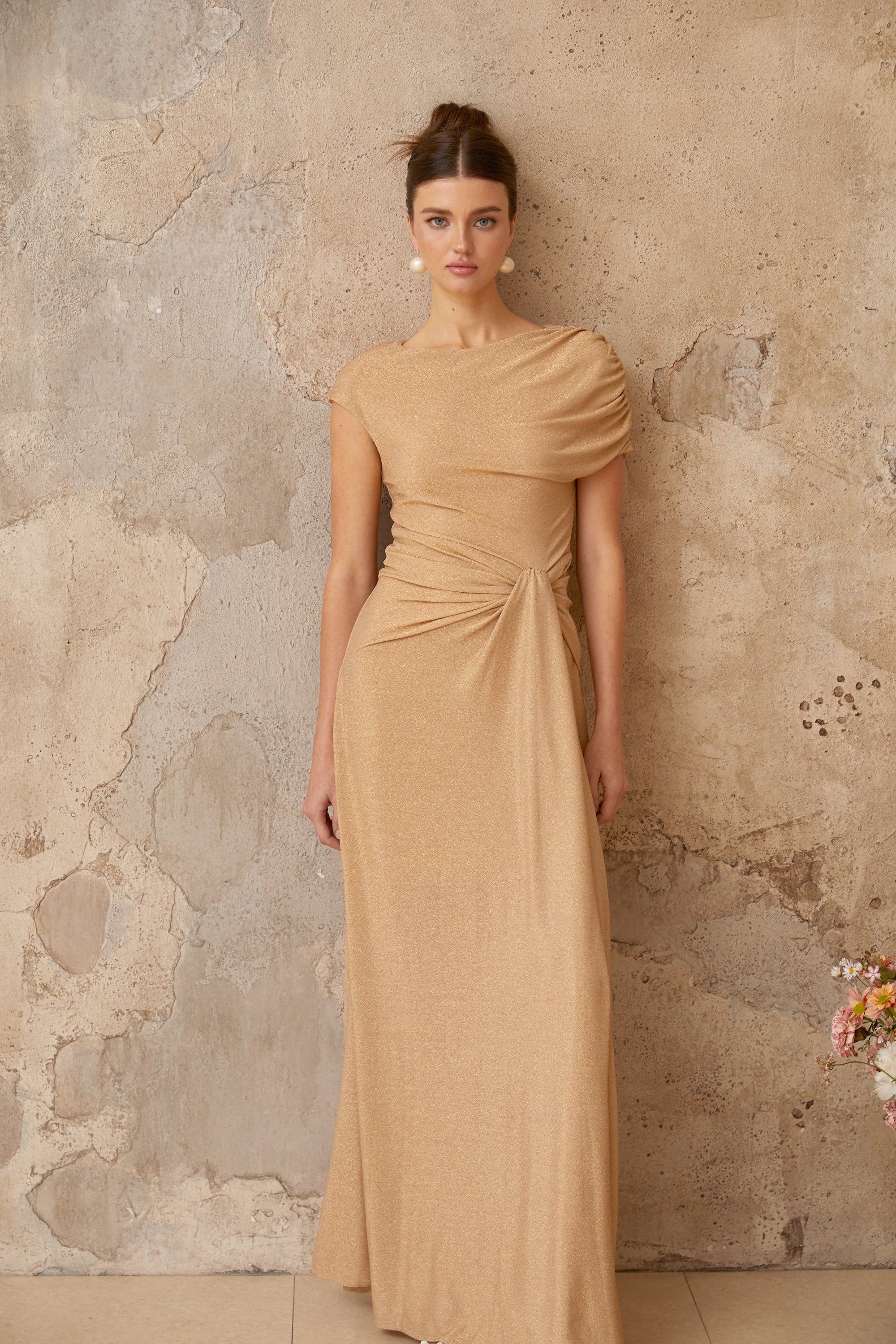 Vestido largo dorado Rosalie asimétrico con pliegues, estilo maxi y diseño elegante, para mujer.