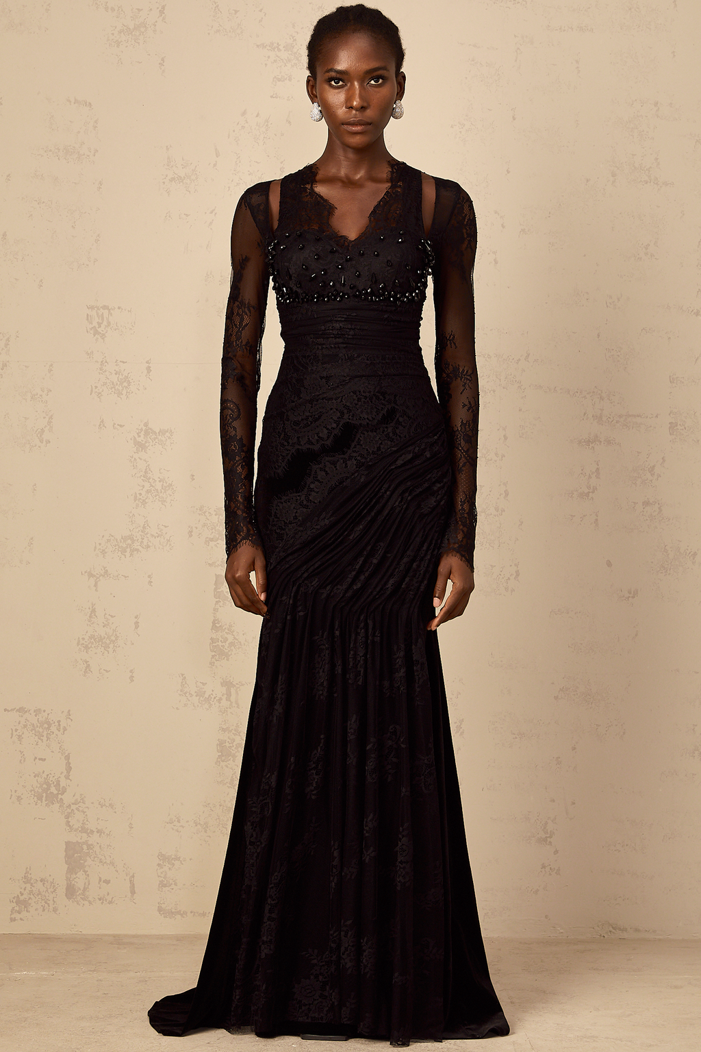 Vestido largo de sirena negro con encaje floral de la marca Final Sale, con diseño ajustado y detalles elegantes.