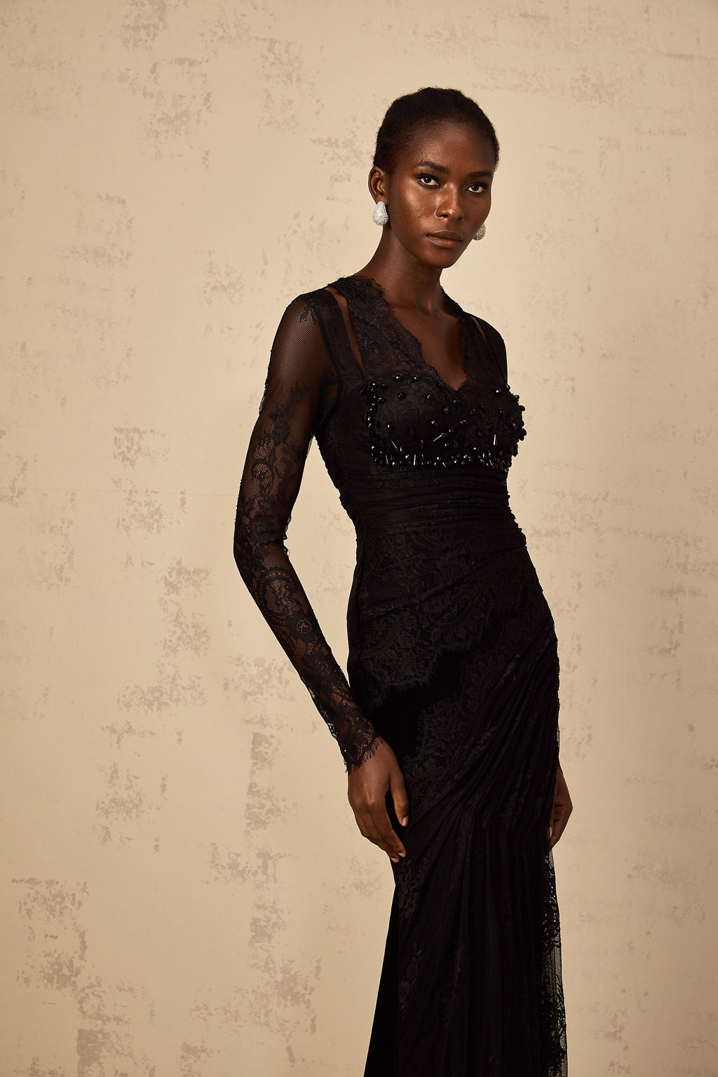 Vestido largo de noche de encaje floral negro estilo sirena de Final Sale, con diseño ajustado y elegante para ocasiones especiales.