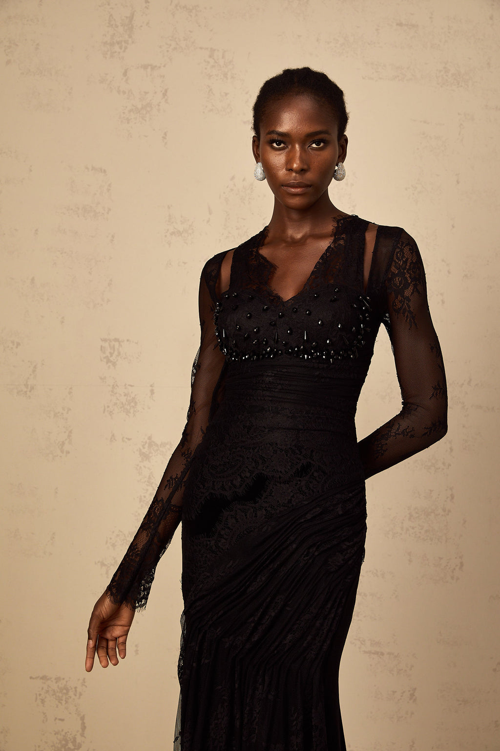 Vestido maxi mermaid de encaje floral negro Ursula de Final Sale, con diseño ajustado y falda larga elegante.