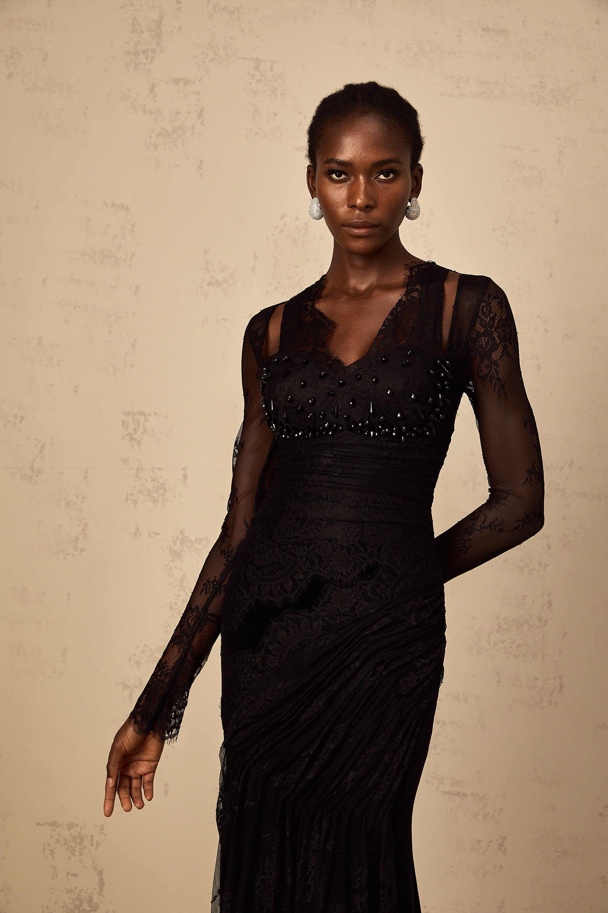 Vestido maxi mermaid de encaje floral negro Ursula de Final Sale, con diseño ajustado y falda larga elegante.