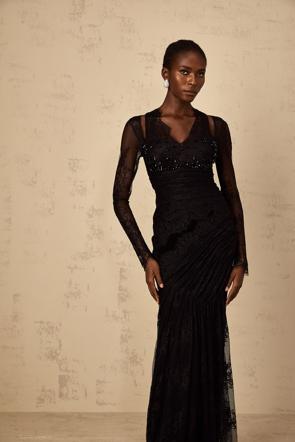 Vestido largo de sirena negro con encaje floral de Final Sale, diseño de moda elegante y ajustado para ocasiones especiales.