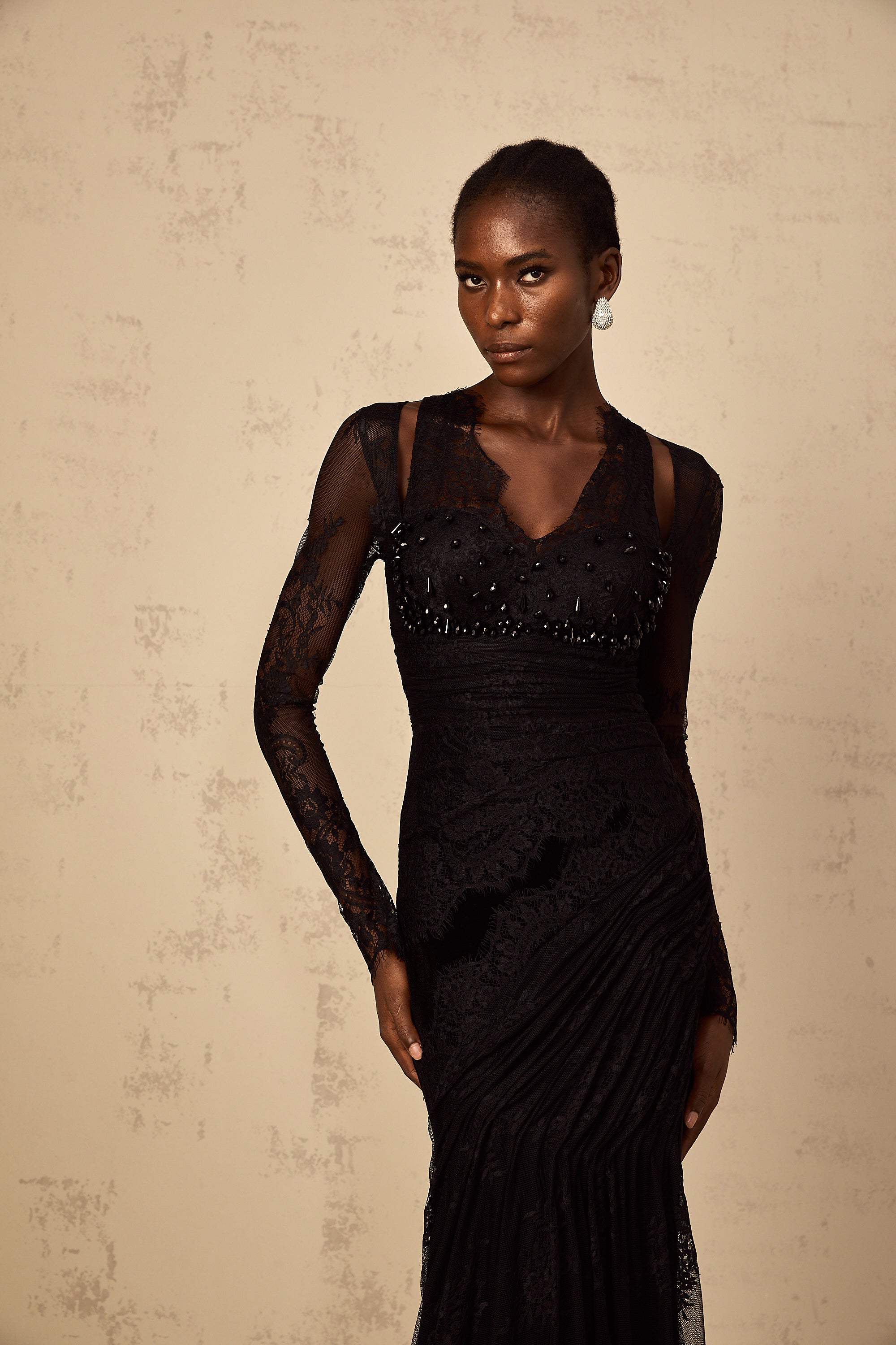 Vestido largo de sirena negro con encaje floral de la marca Final Sale, con diseño ajustado y detalles delicados.
