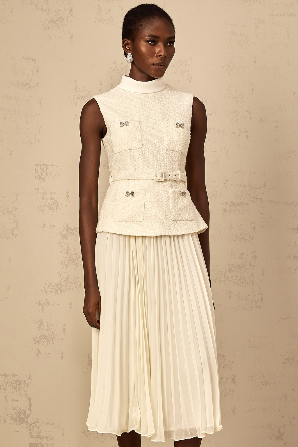 Vestido midi de tweed y tul en color blanco roto de la marca Final Sale, con diseño elegante y detalles texturizados.