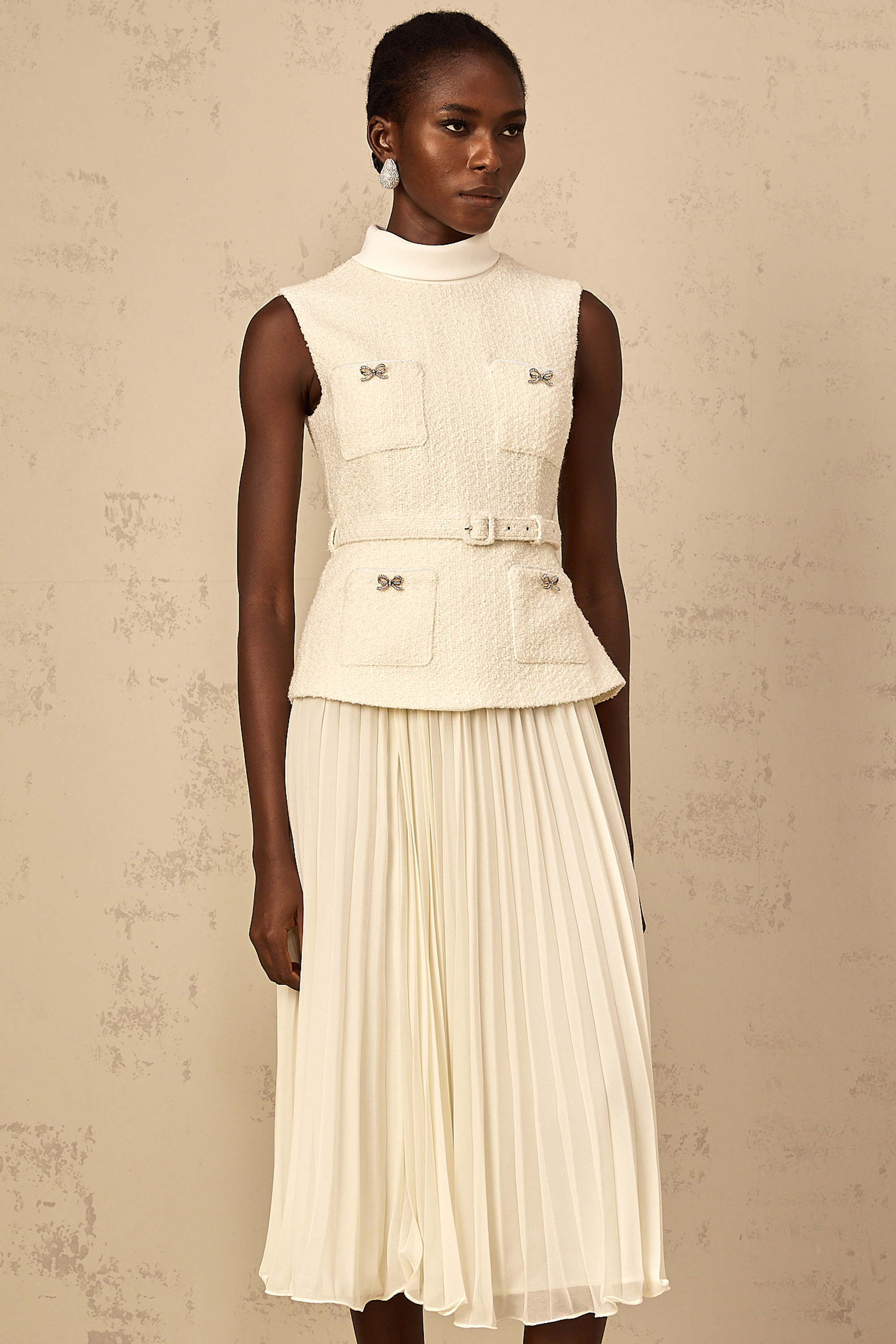 Vestido midi de tweed y tul en color blanco roto de la marca Final Sale, con diseño elegante y detalles texturizados.