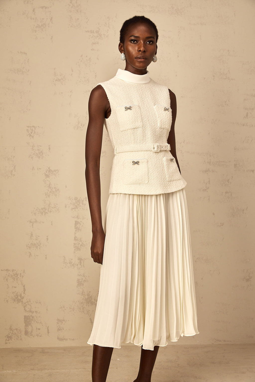 Vestido midi de tul y tweed en color blanco roto de la marca Final Sale, con paneles de tul y textura de tweed.