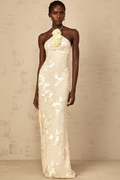Vestido largo halter con bordados en tonos neutrales de Melanie Neutrals, estilo maxi, diseñado para ocasiones elegantes.