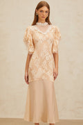 Vestido midi de encaje floral con adornos y paneles en tonos neutros de MRParis, con diseño elegante y detalles delicados.
