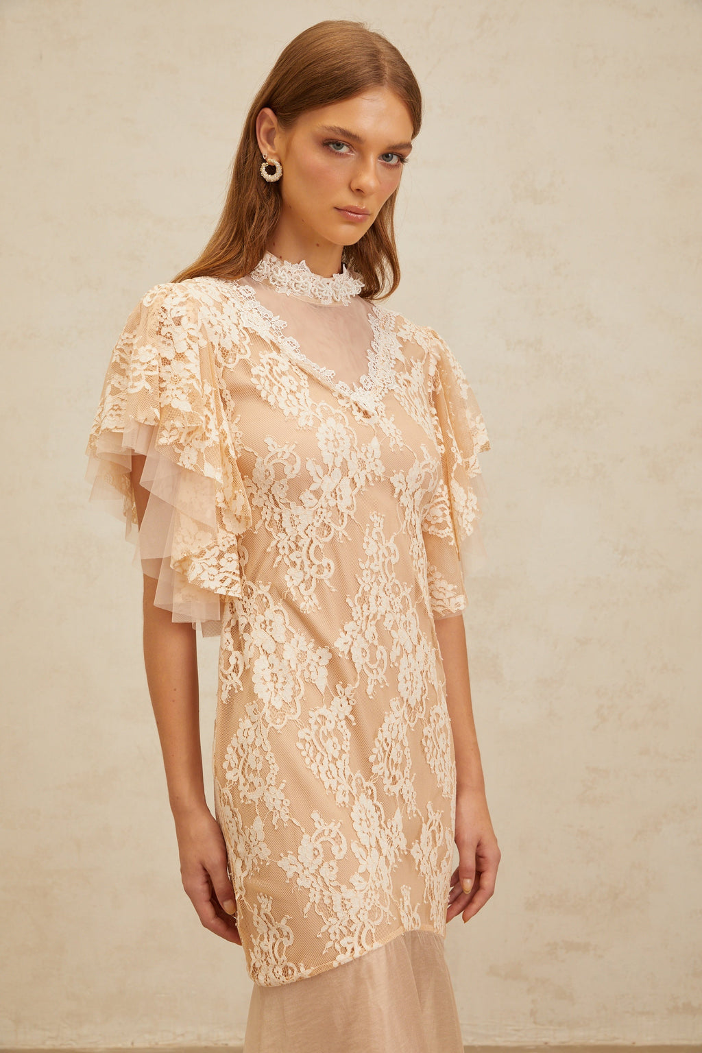 Vestido midi de encaje floral y detalles adornados de MRParis, en tonos neutros, con paneles elegantes y diseño floral.