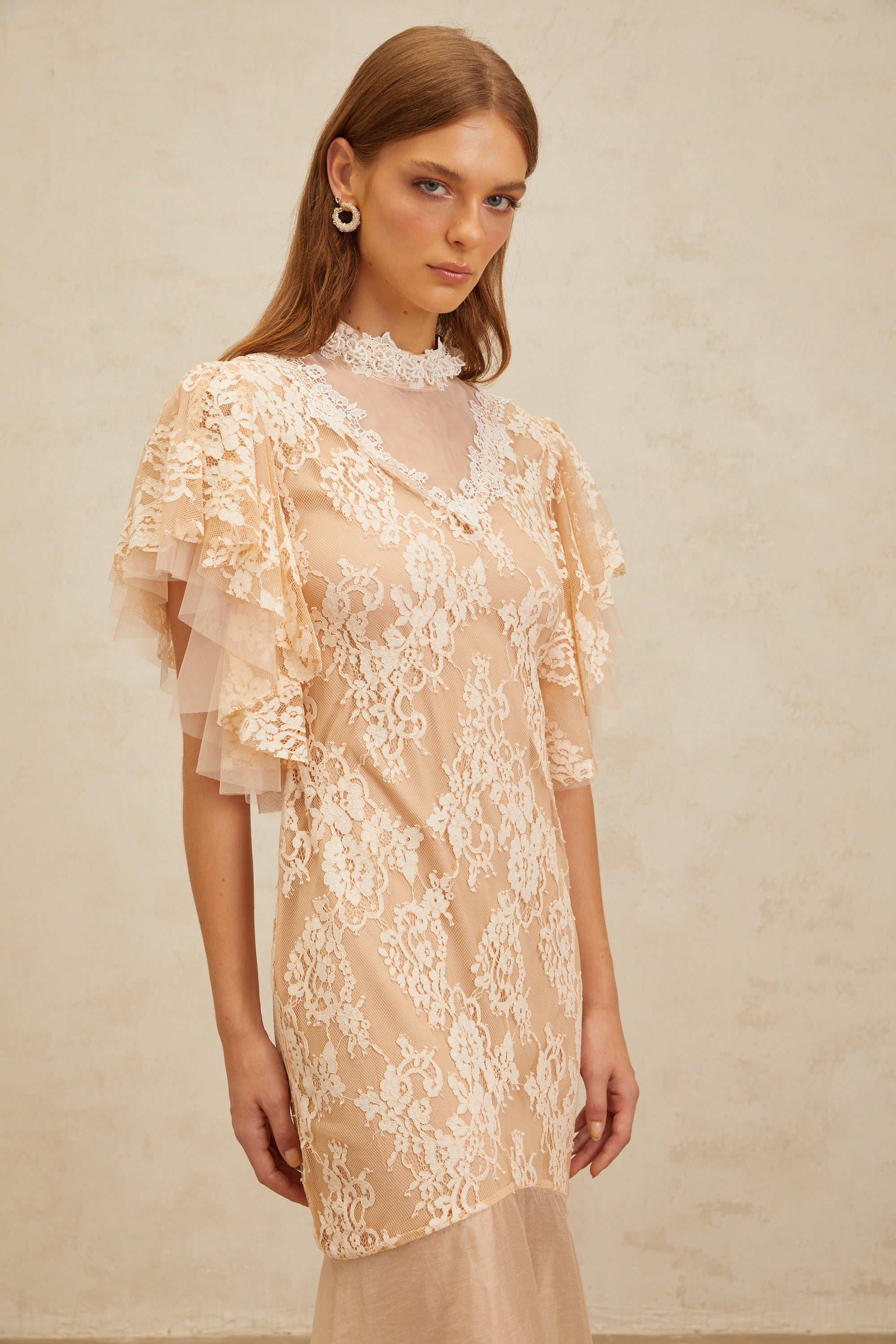 Vestido midi de encaje floral y detalles adornados de MRParis, en tonos neutros, con paneles elegantes y diseño floral.