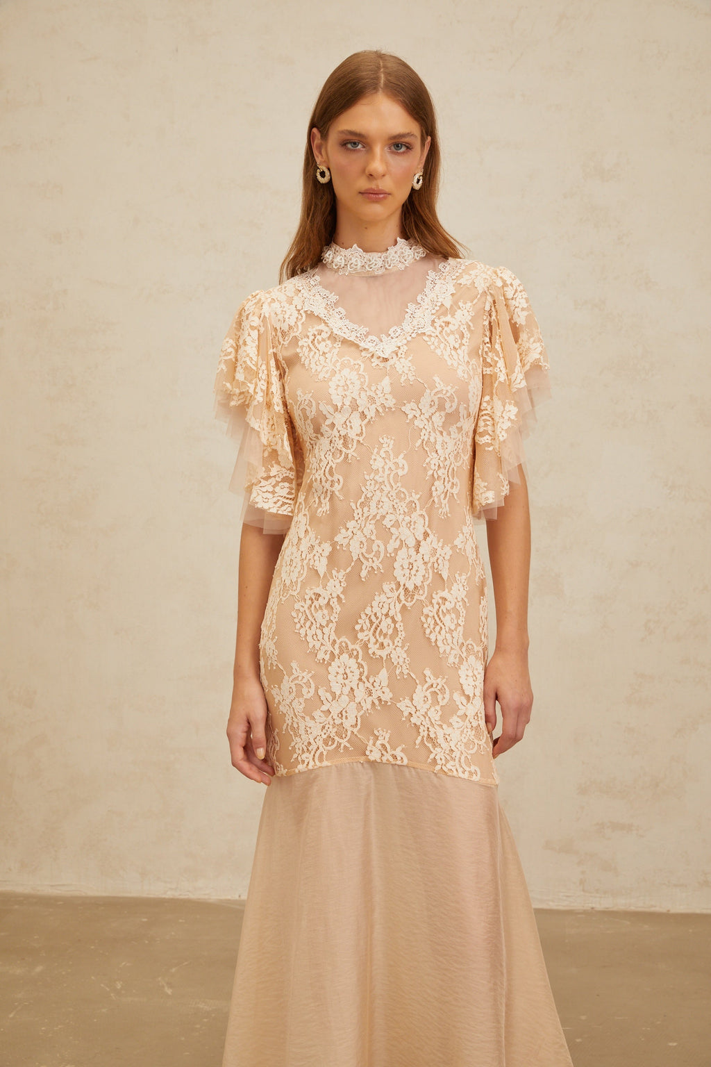 Vestido midi de encaje floral con adornos de Annabelle de MRParis en tonos neutros, con paneles elegantes y detalles delicados.