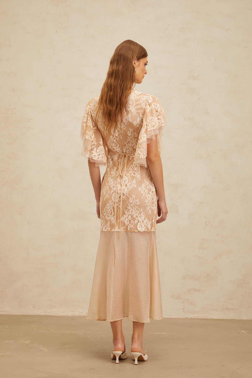 Vestido midi de encaje floral y adornos de la marca MRParis, en tonos neutros, con paneles y diseño elegante.