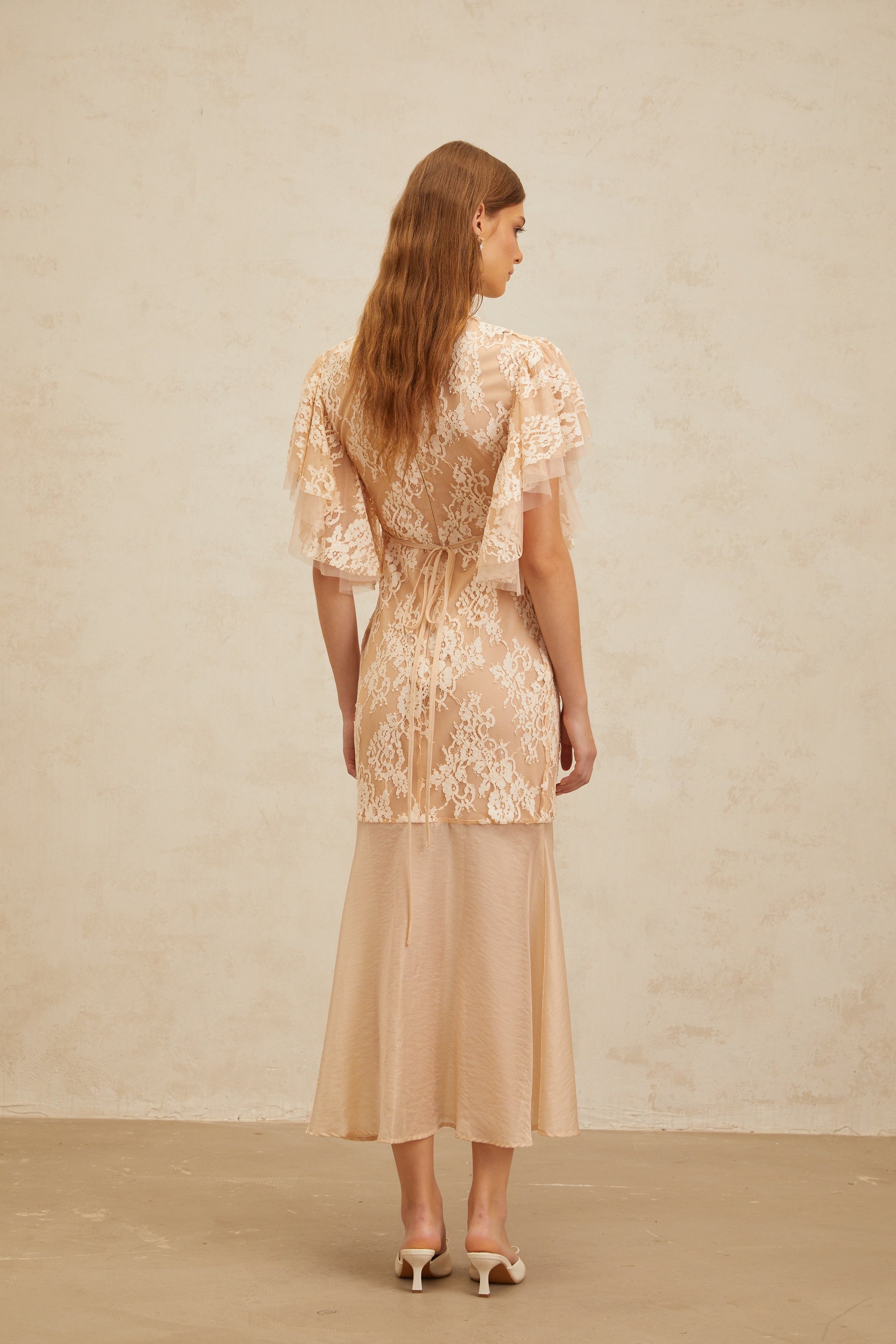 Vestido midi de encaje floral y adornos de la marca MRParis, en tonos neutros, con paneles y diseño elegante.