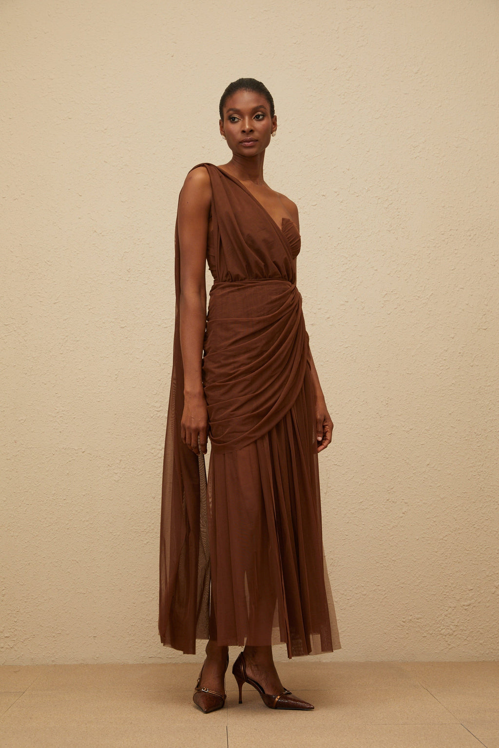 Vestido maxi de noche asimétrico en color marrón Agathe, estilo elegante y fluido para eventos formales.