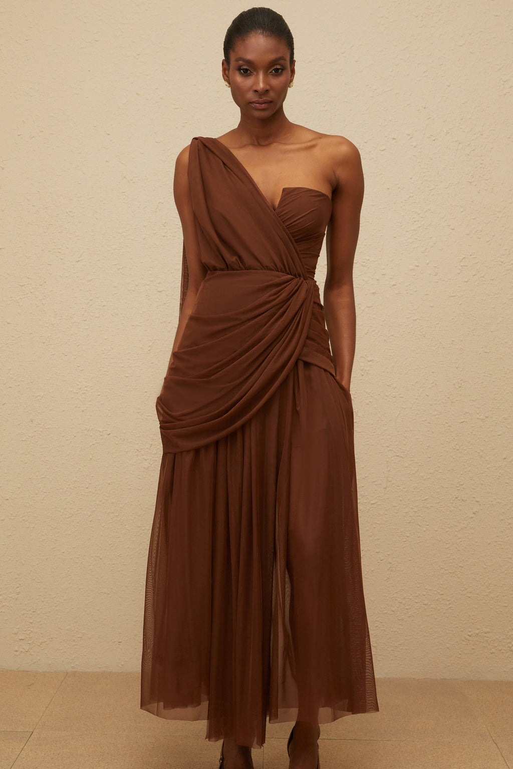 Vestido maxi de noche asimétrico en marrón Agathe, elegante y largo, con detalles sofisticados para eventos formales.