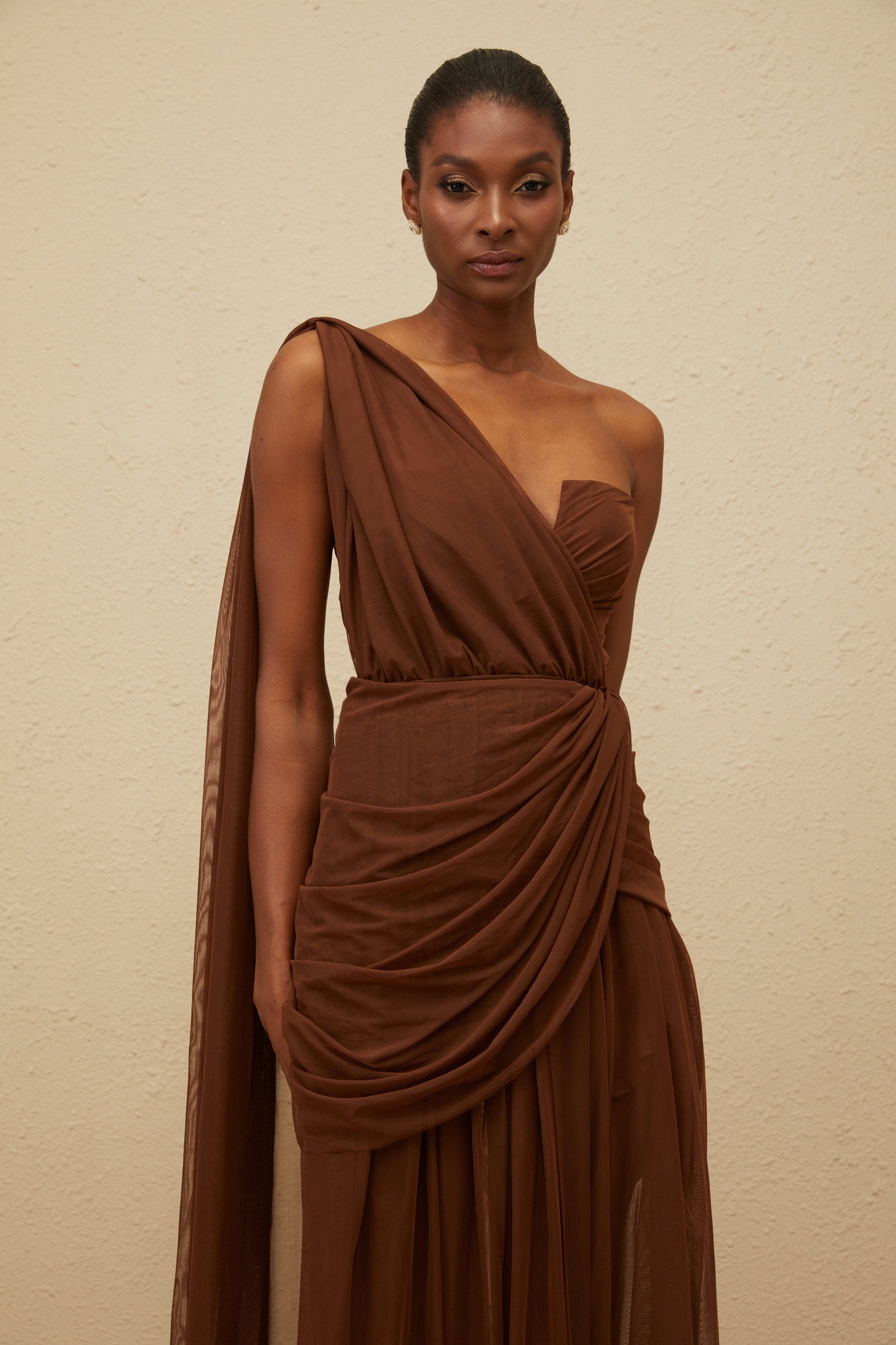 Vestido largo de noche asimétrico en tono marrón, diseñado por Final Sale, con estilo elegante y detalles de tela fluida.