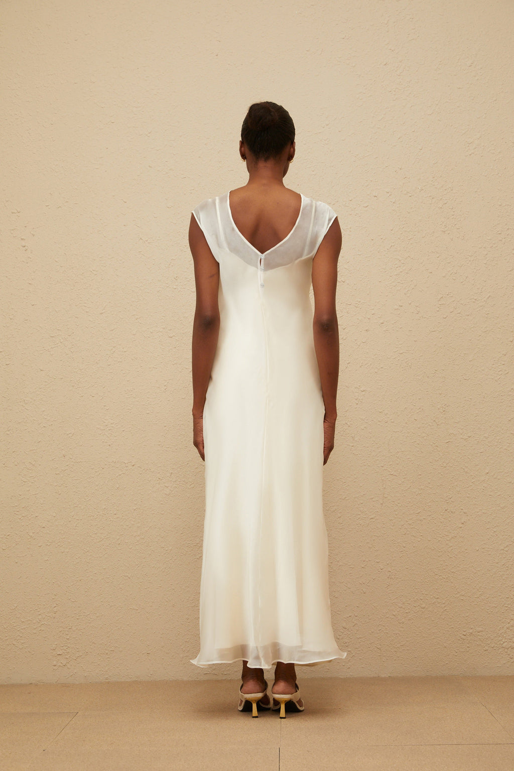 Vestido maxi blanco de tul con vuelo y falda acampanada, estilo elegante de la marca Final Sale.