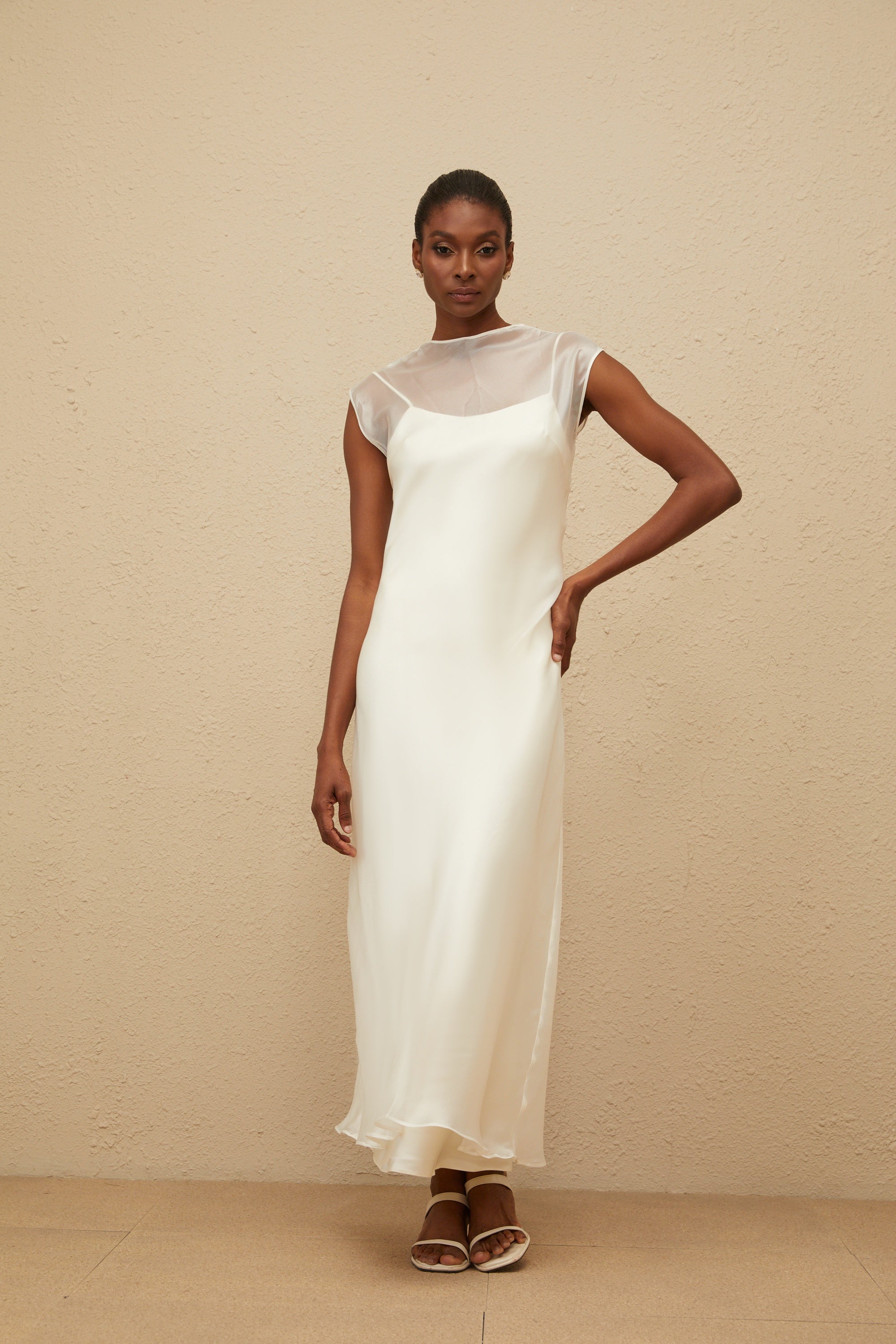 Vestido largo de tul blanco con corte acampanado, diseñado por Final Sale, para ocasiones elegantes y sofisticadas.