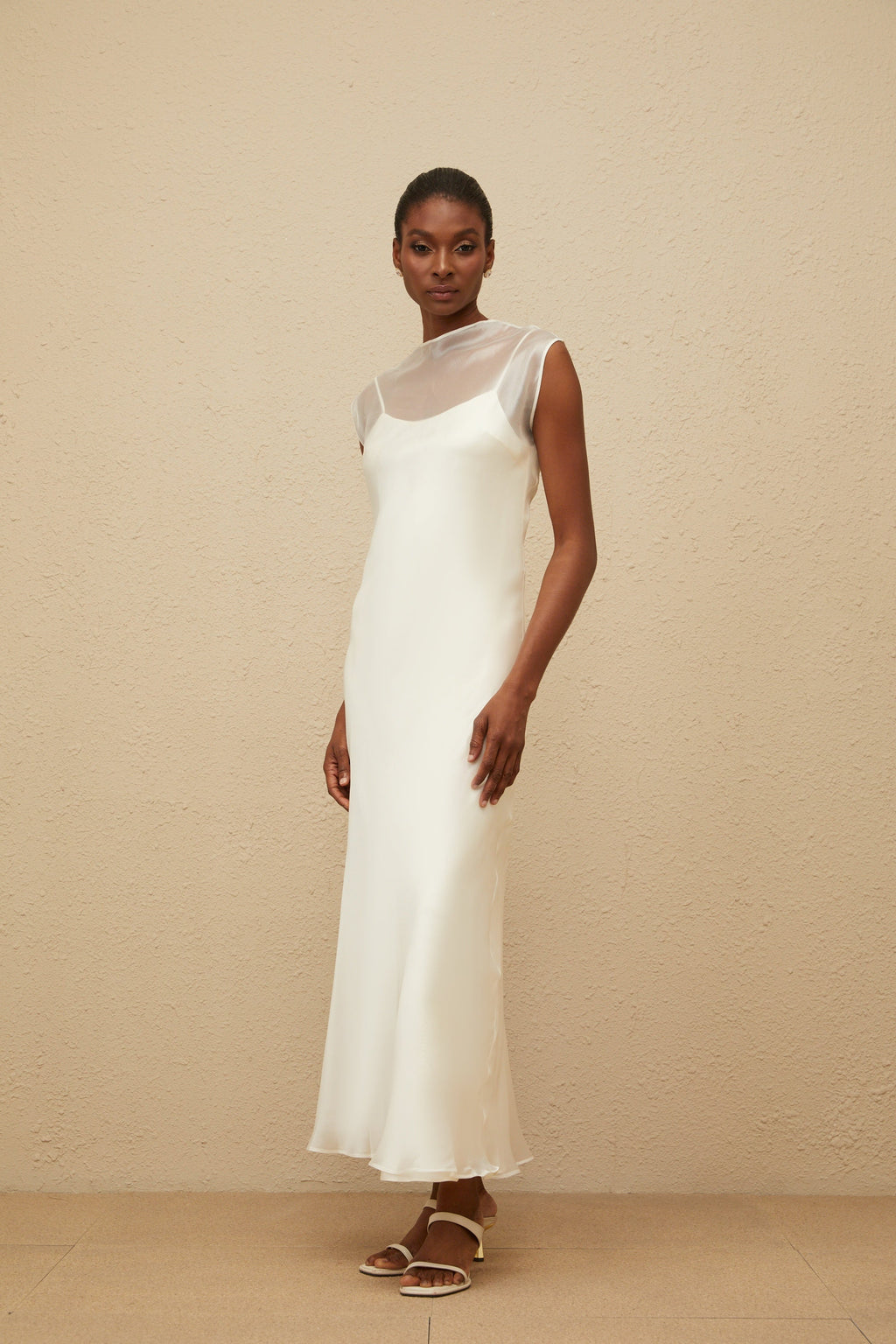 Vestido maxi de tul blanco con vuelo de marca Final Sale, estilo elegante y fluido para ocasiones especiales.