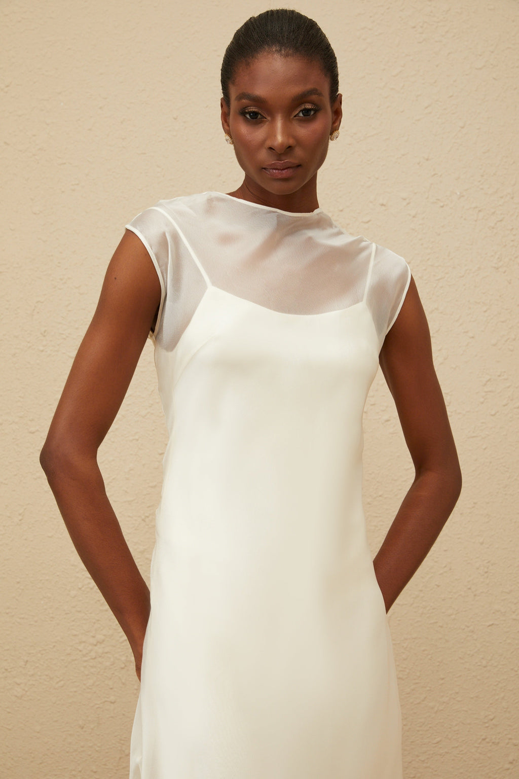 Vestido maxi de tul blanco con corte acampanado de la marca Final Sale, muestra el diseño elegante y fluido del vestido.