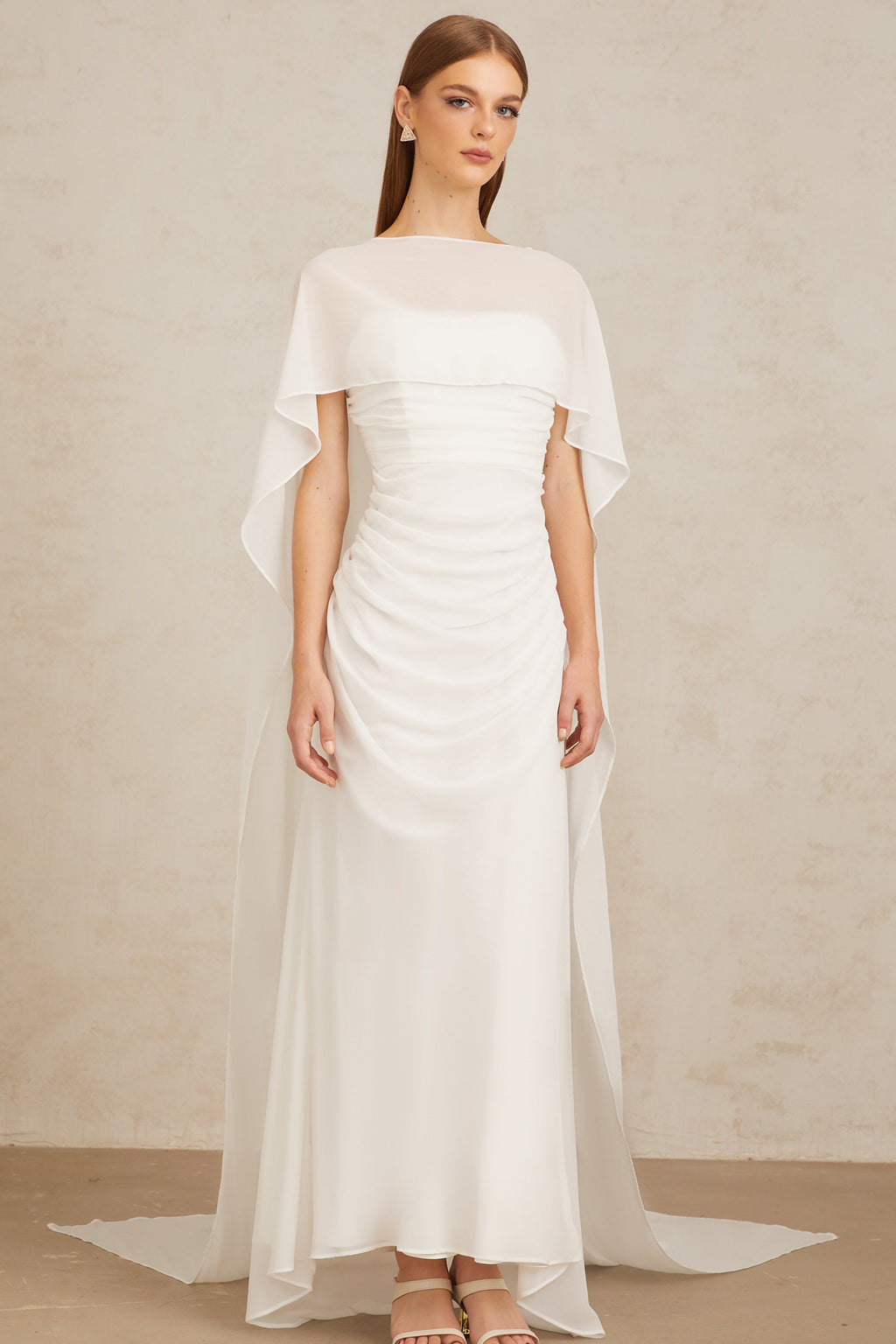 Conjunto de vestido y capa de tul blanco Léonie de Final Sale, con detalles elegantes y diseño delicado para ocasiones especiales.
