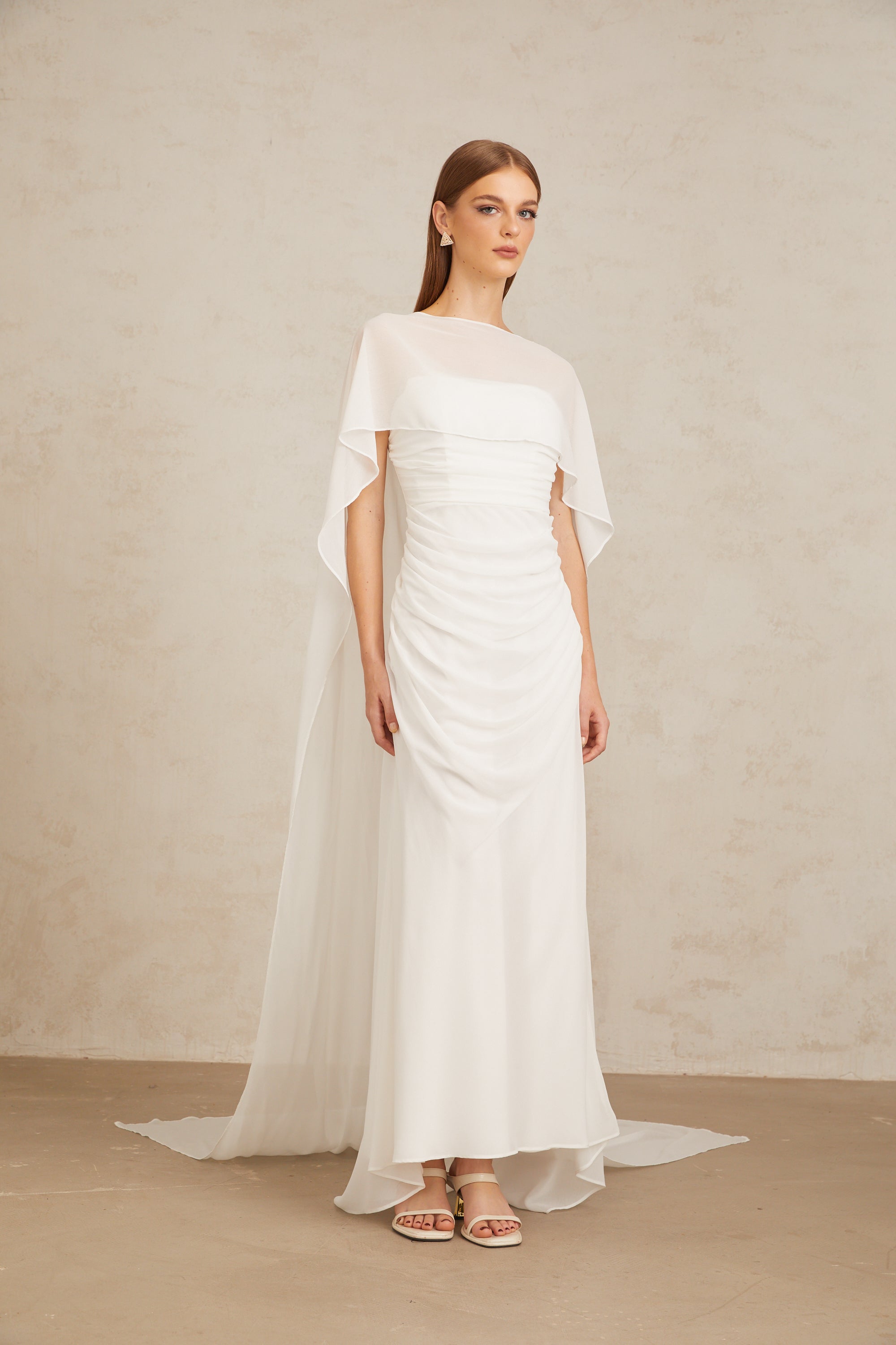 Conjunto de vestido y capa de tul blanco Léonie, estilo elegante para eventos especiales, en una imagen con fondo neutro.