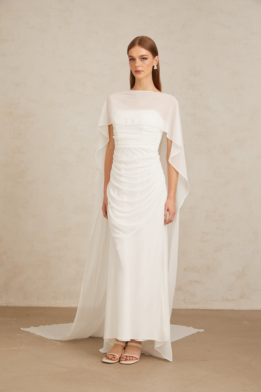 Conjunto de vestido y capa de tul blanco Léonie de Final Sale, con detalles elegantes y tejido delicado para ocasiones especiales.