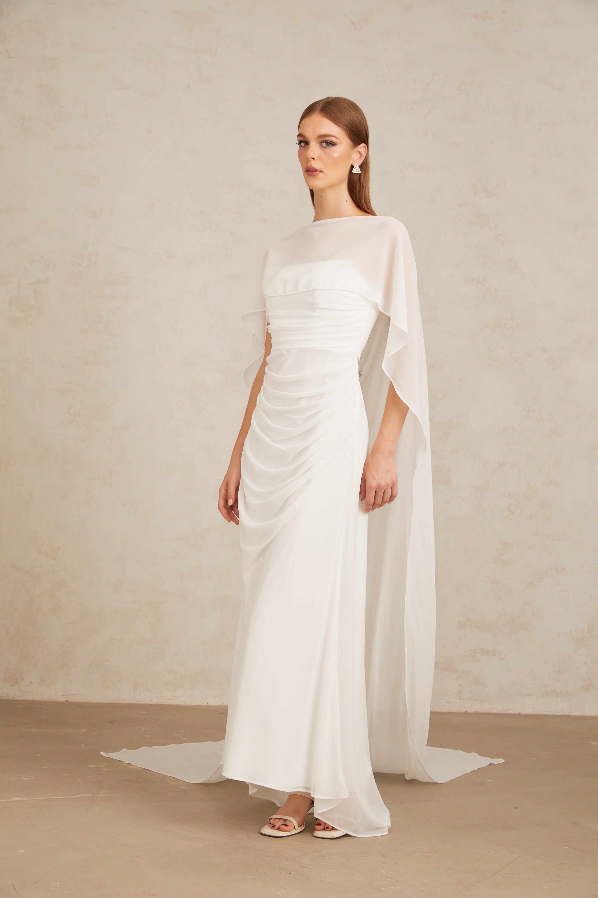 Conjunto de vestido y capa de tul blanco Léonie de Final Sale, con detalles elegantes y delicados para ocasiones especiales.