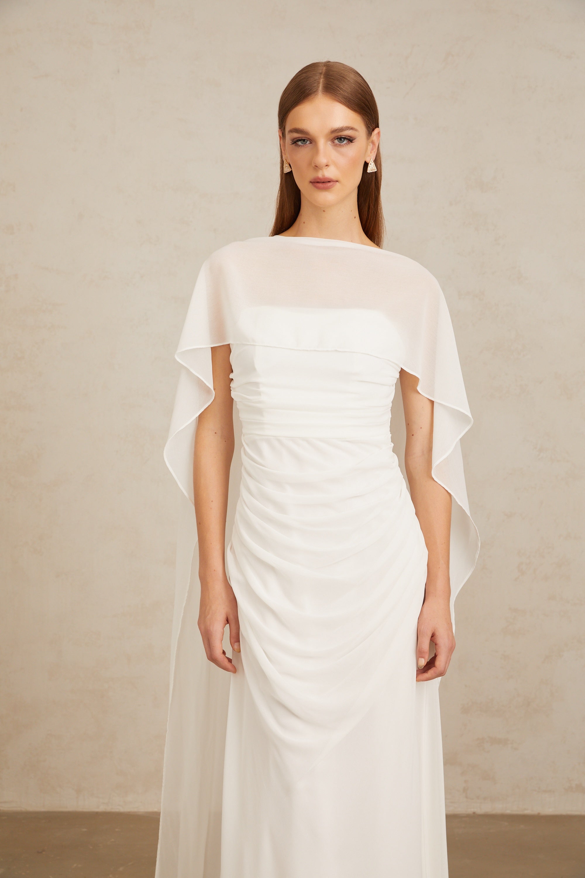 Conjunto de vestido y capa de tul blanco Léonie, con detalles elegantes y delicados, para ocasiones especiales.