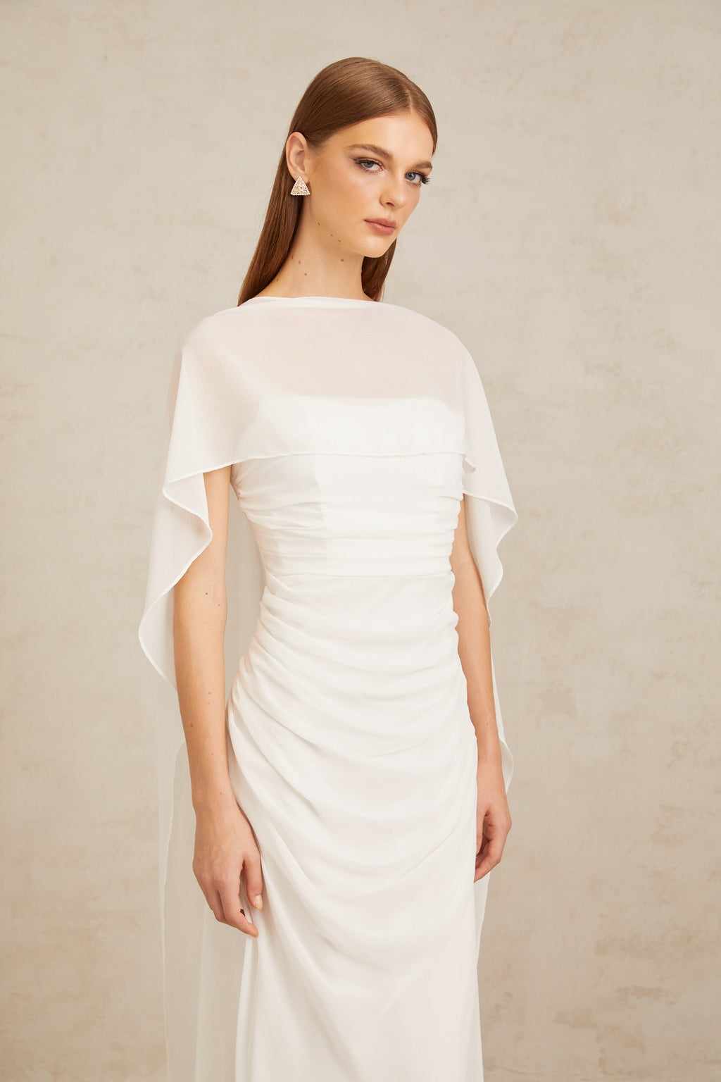 Conjunto de vestido y capa de tul blanco Léonie de Final Sale, con detalles elegantes y delicados para ocasiones especiales.