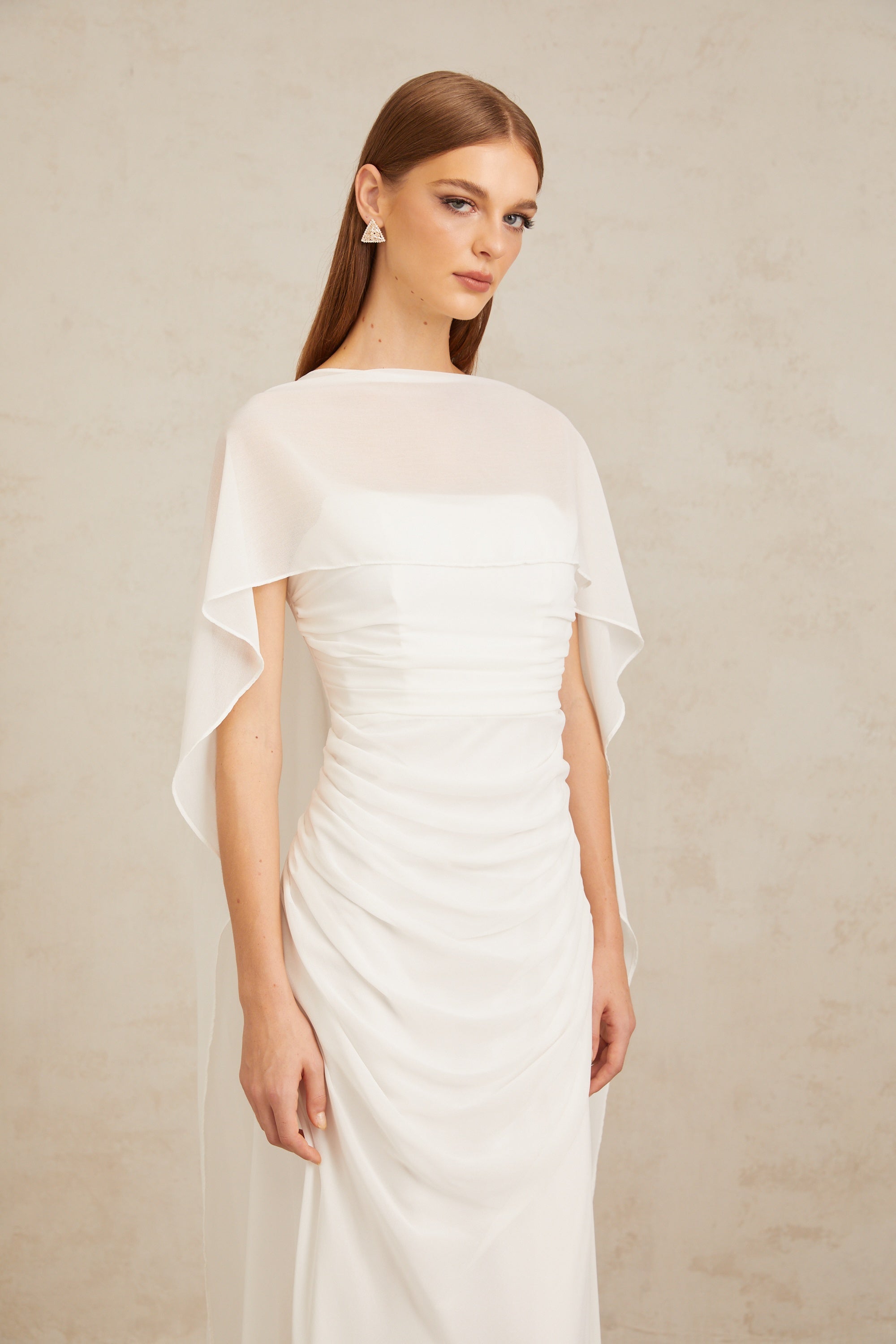 Conjunto de vestido y capa de tul blanco Léonie de Final Sale, con detalles elegantes y delicados para ocasiones especiales.