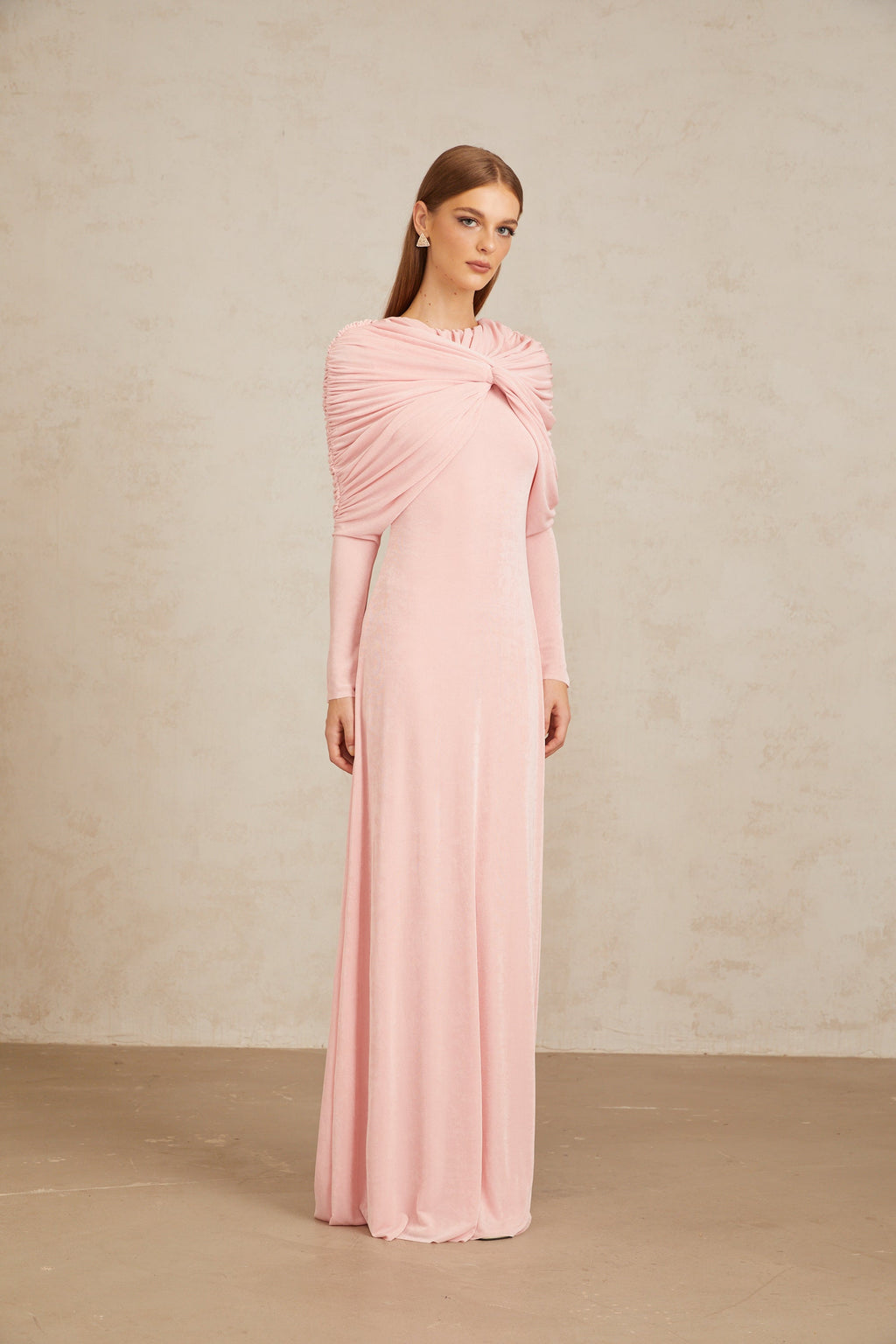 Vestido maxi rosa moderno con paneles, drapeado y efecto ruched, de la marca Final Sale, para ocasiones elegantes.