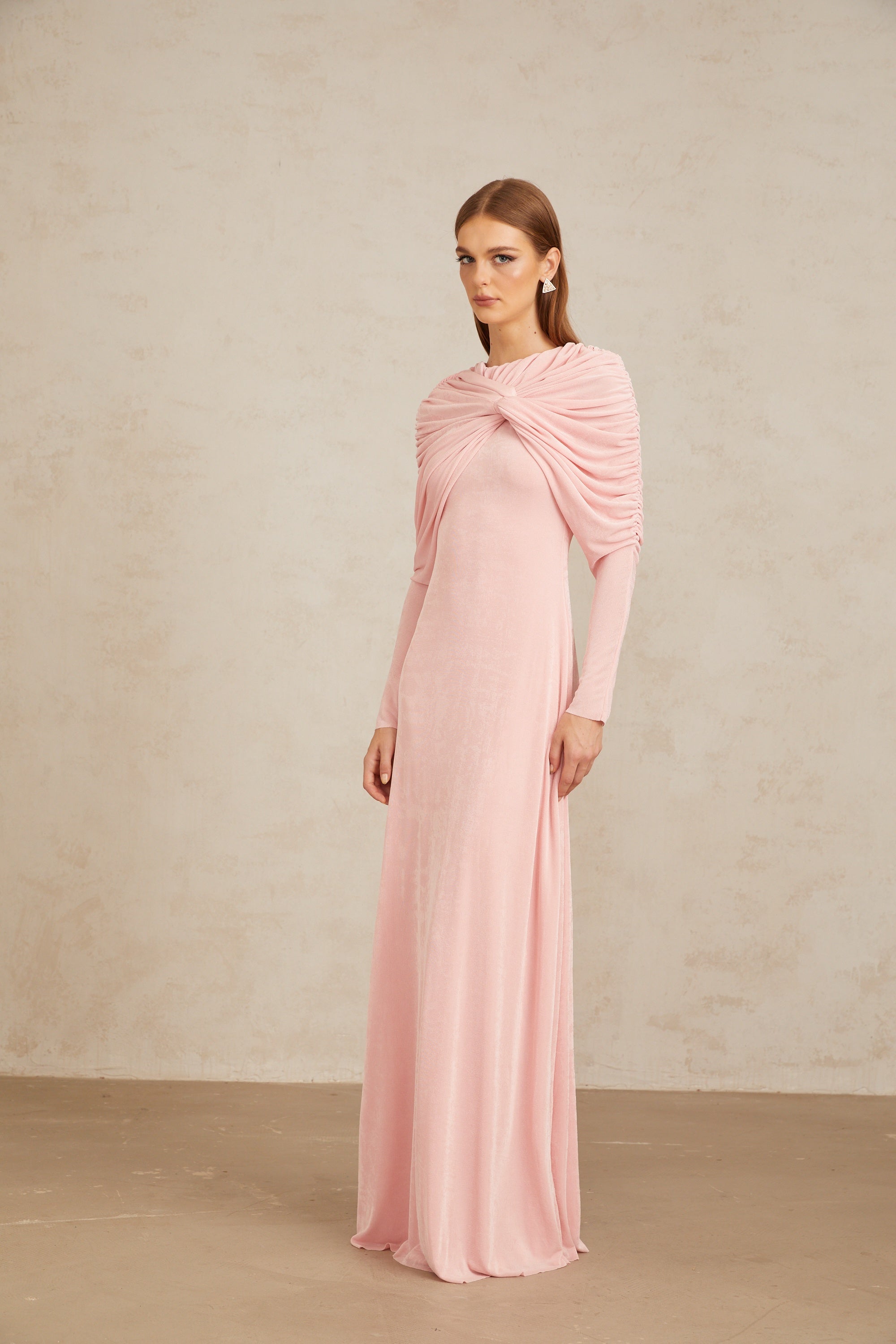 Vestido maxi rosa moderno con paneles y fruncido, diseño elegante de Final Sale, ideal para ocasiones especiales.