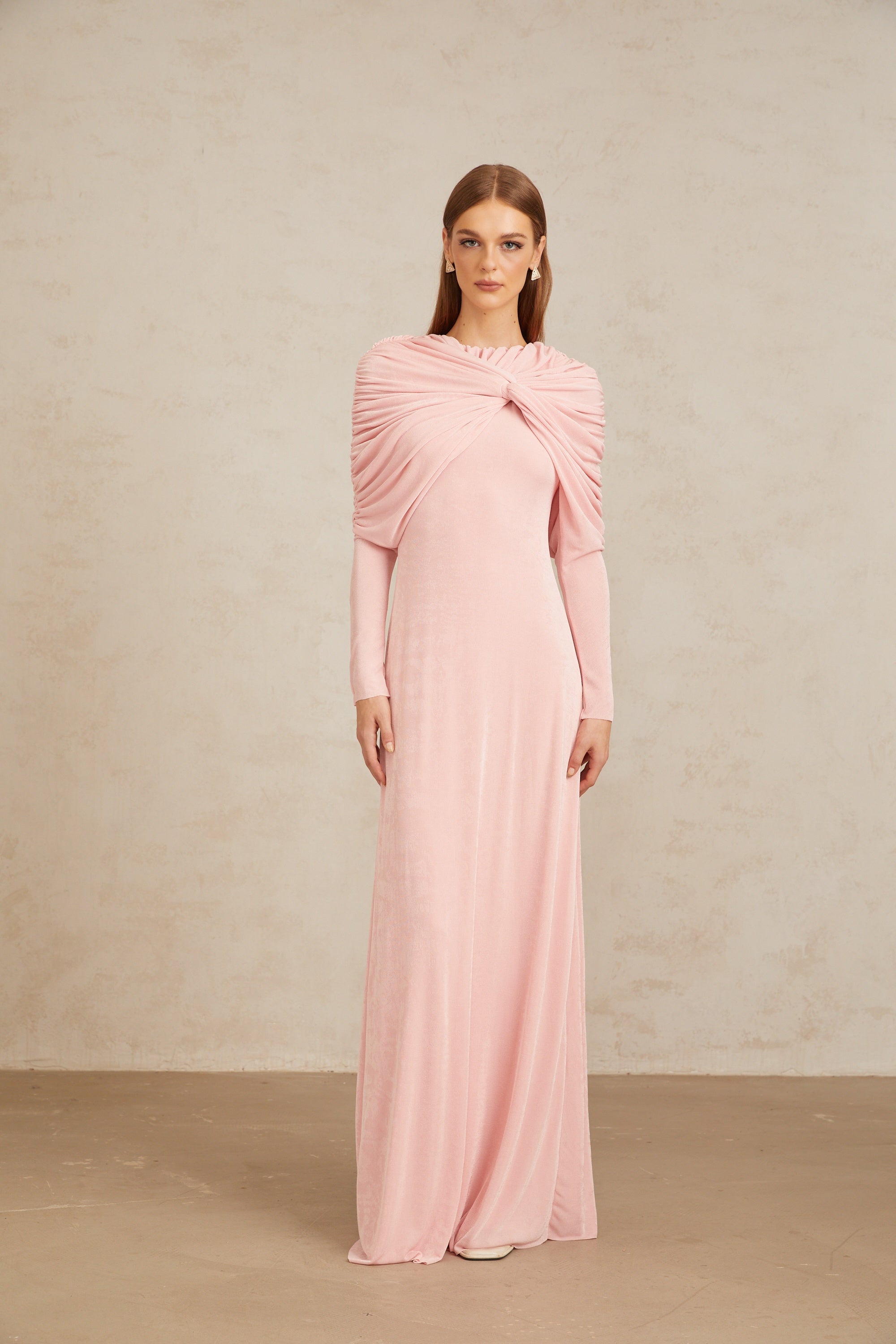 Vestido maxi rosa moderno con paneles, drapeado y ruched, de la marca Final Sale, para ocasiones elegantes.