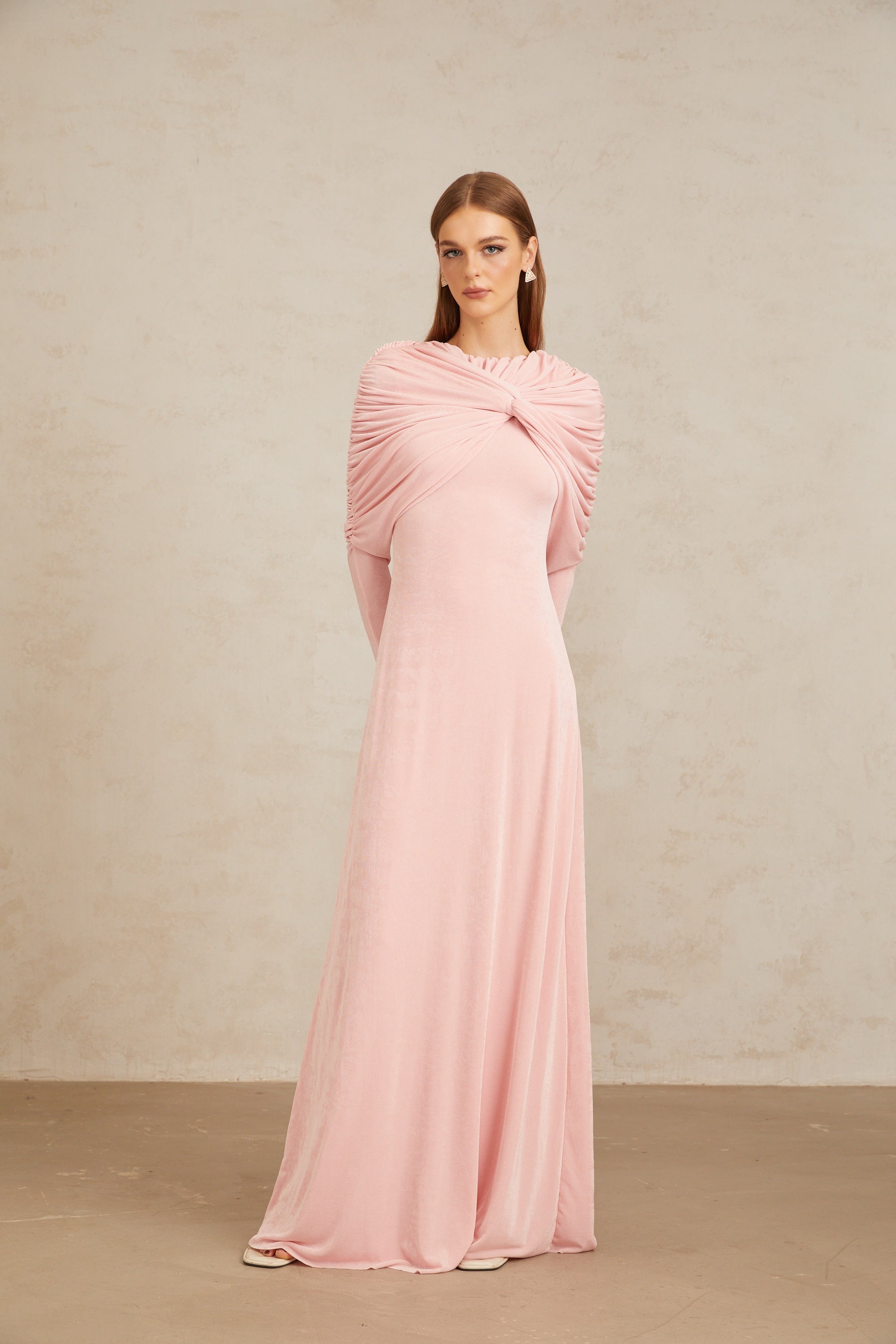 Vestido largo maxi rosa con paneles modernos, detalle drapeado y ruched, de la marca Final Sale, para eventos elegantes.