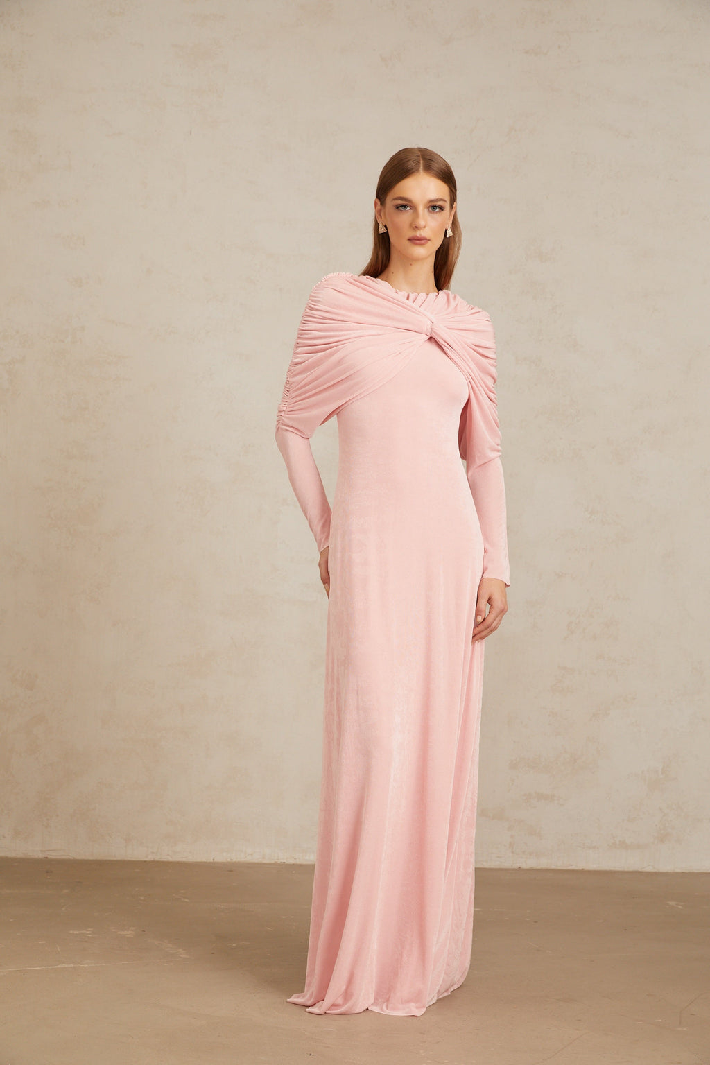 Vestido largo rosa moderno con panel ruched y diseño maxi, de la marca Final Sale, en color rosa brillante.